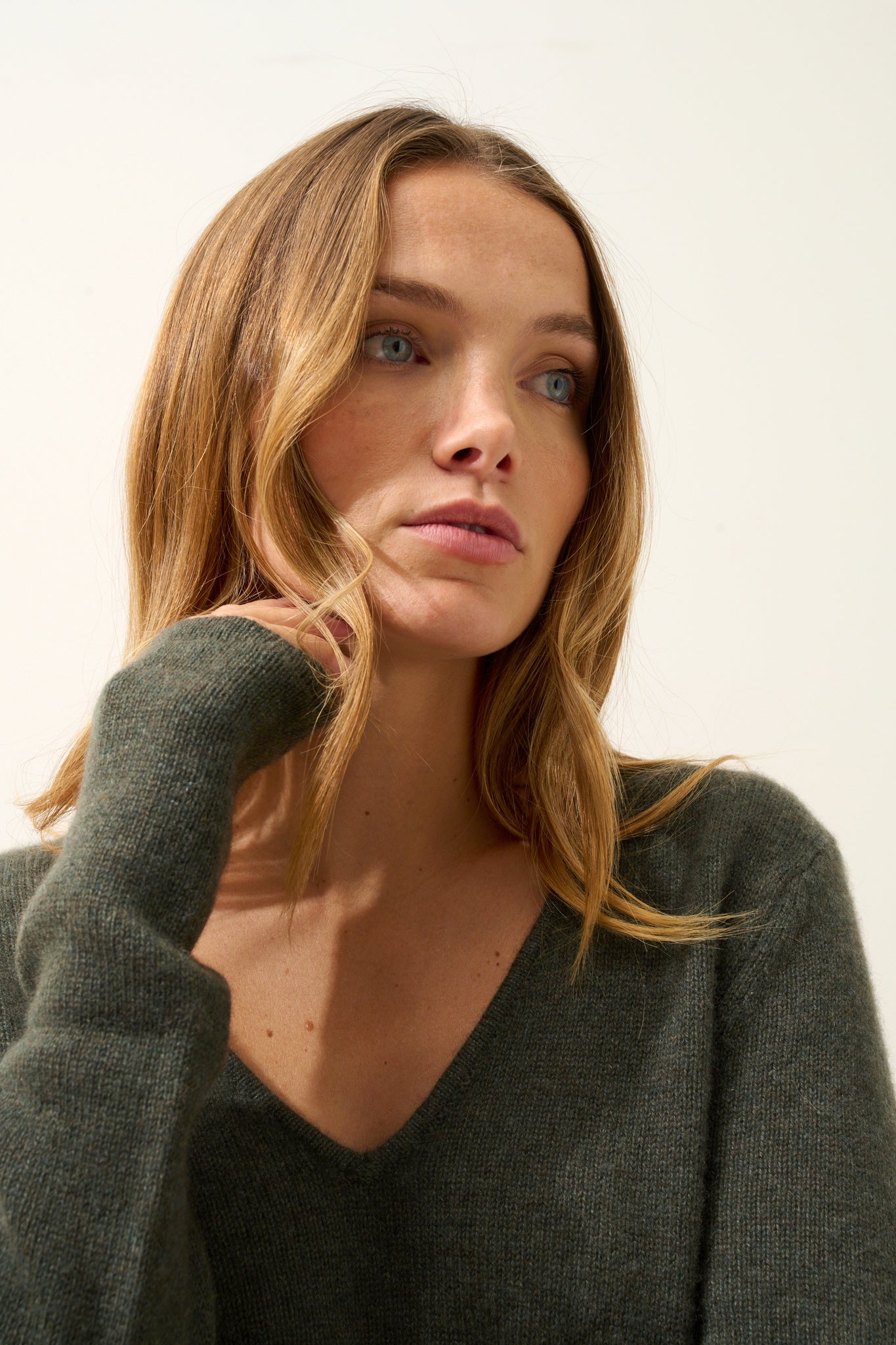 ABBY pull col v kaki chiné