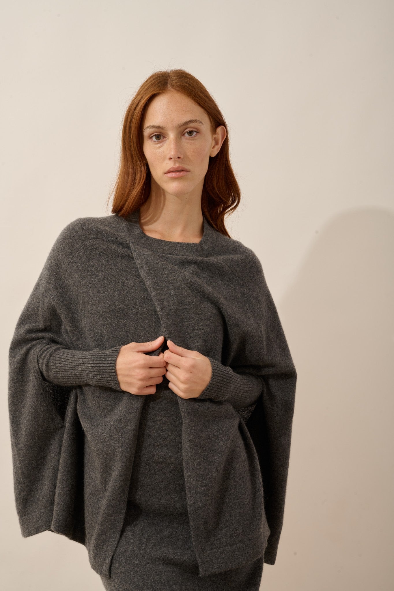 alloa cape ouverte col rond anthracite chiné 100% cachemire