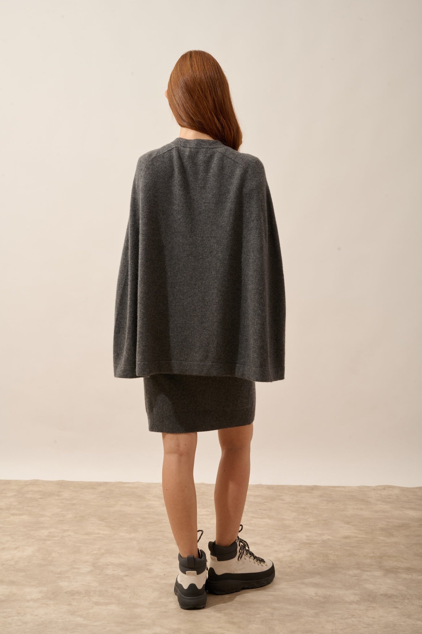 ALLOA open cape with round neckline in heathered anthracite, 100% cashmere