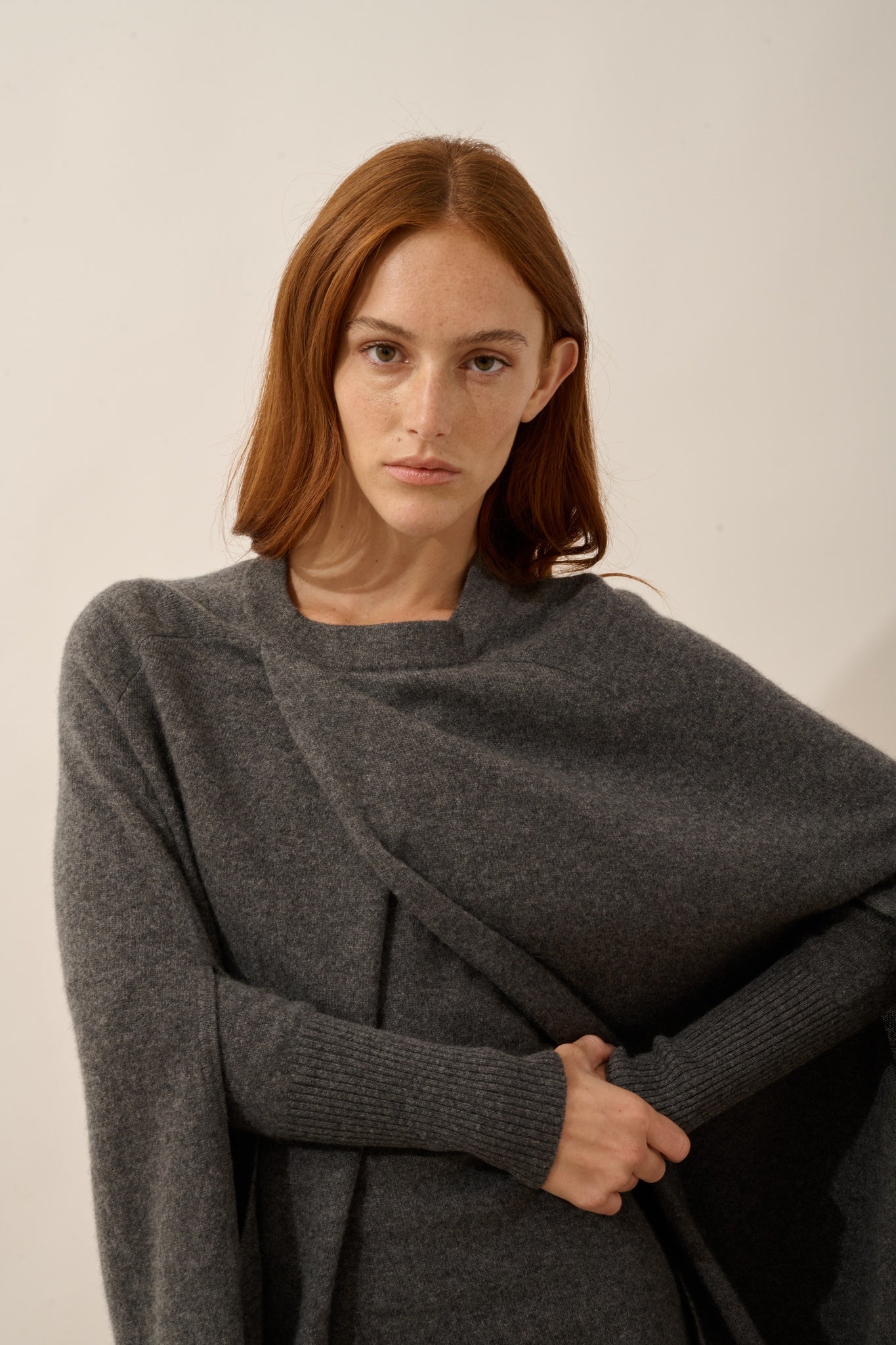 ALLOA cape ouverte col rond anthracite chiné 100% cachemire