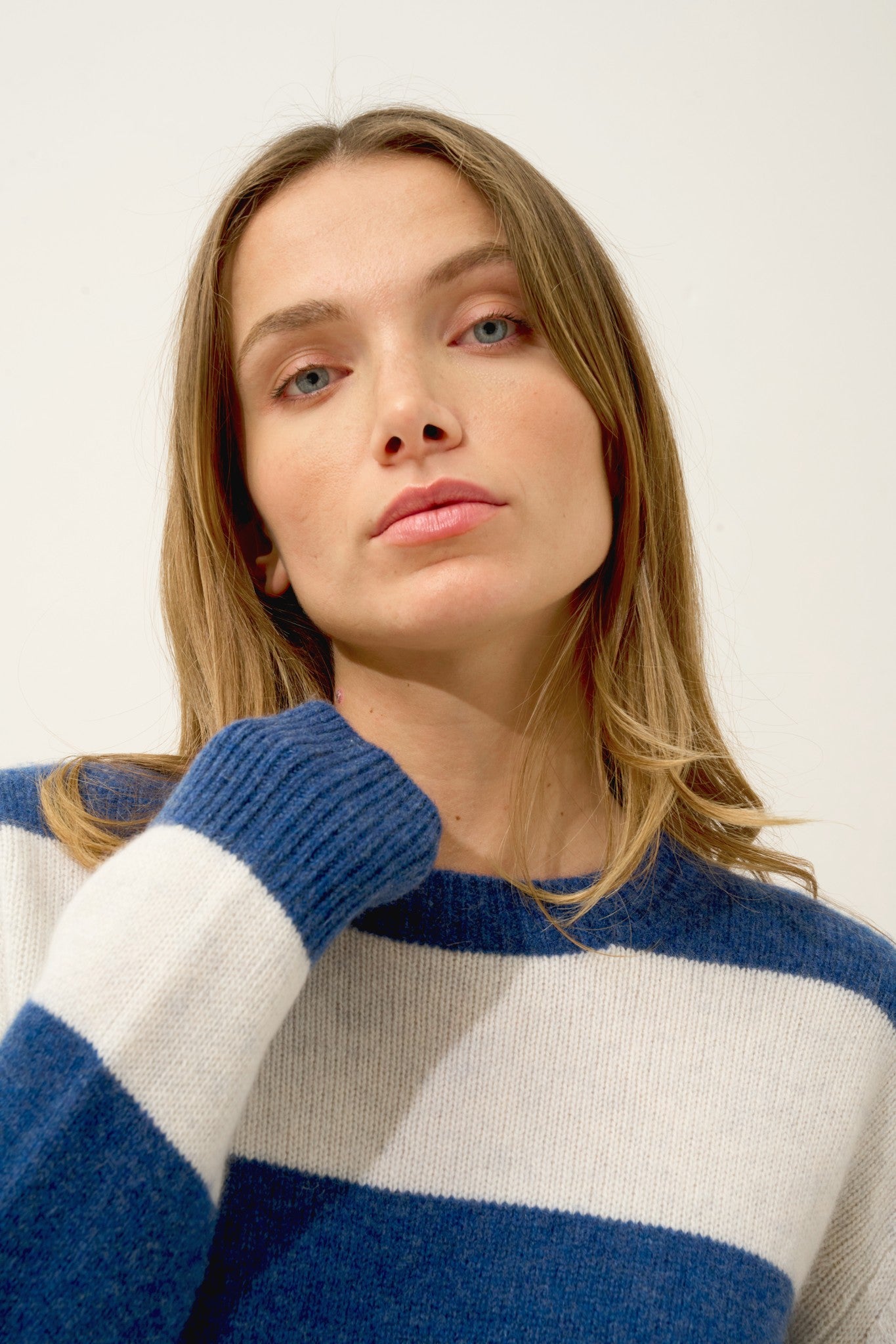 amarante pull col rond 6 fils bi-color blanc chiné/ocean chiné 100% cachemire