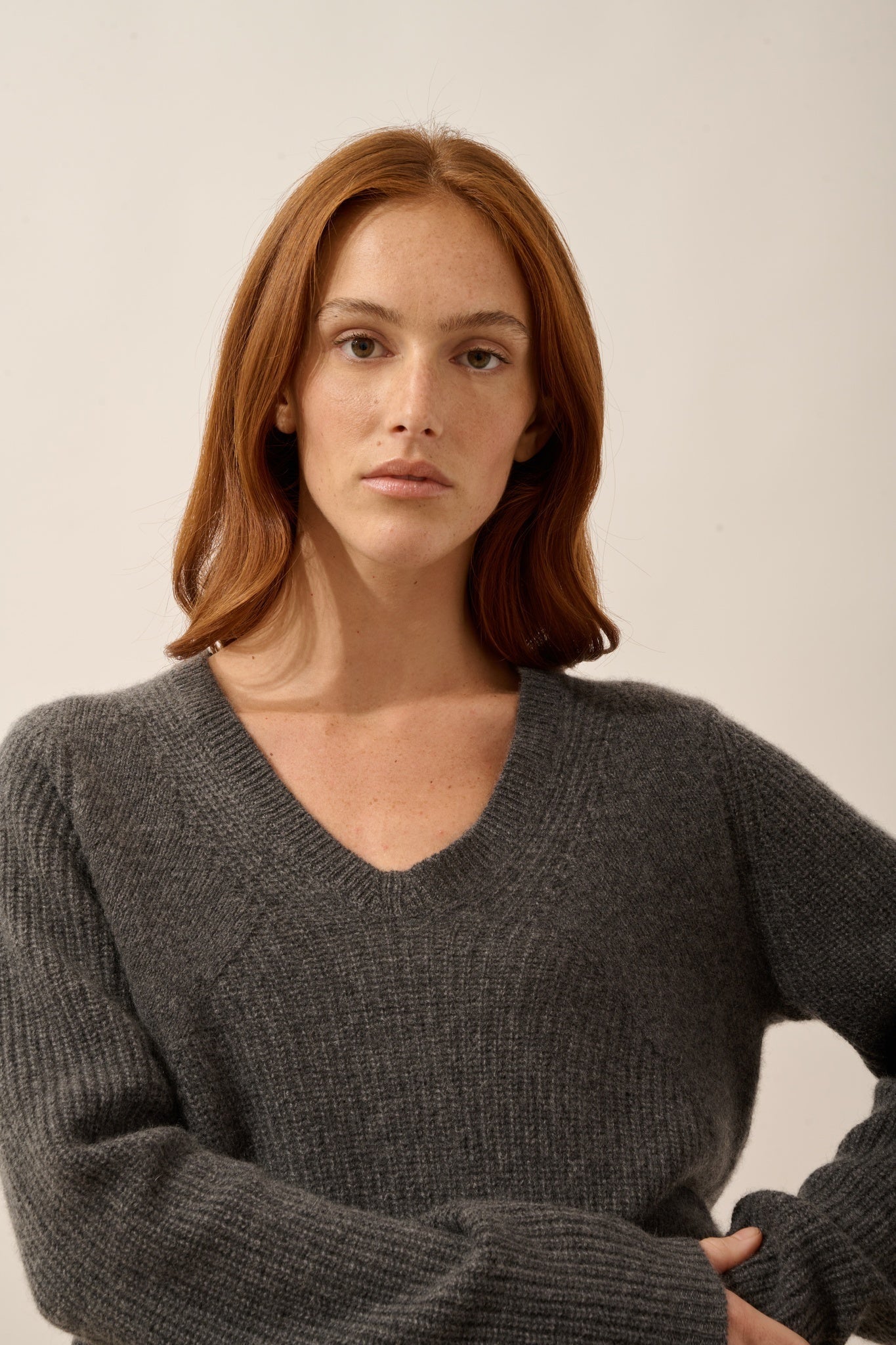 AMRITA pull col v 4 fils anthracite chiné