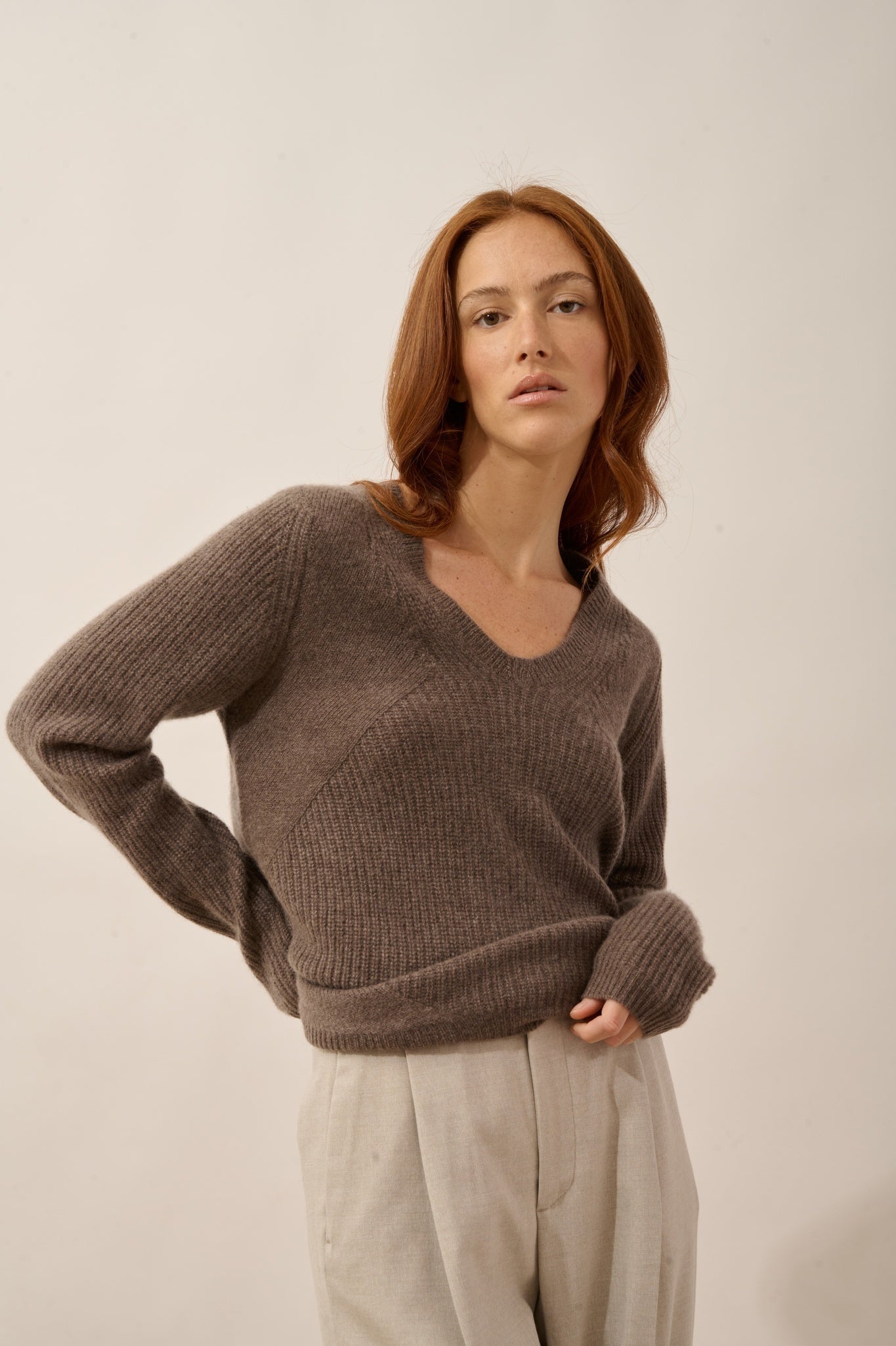 AMRITA V-neck sweater, 4-ply taupe heather