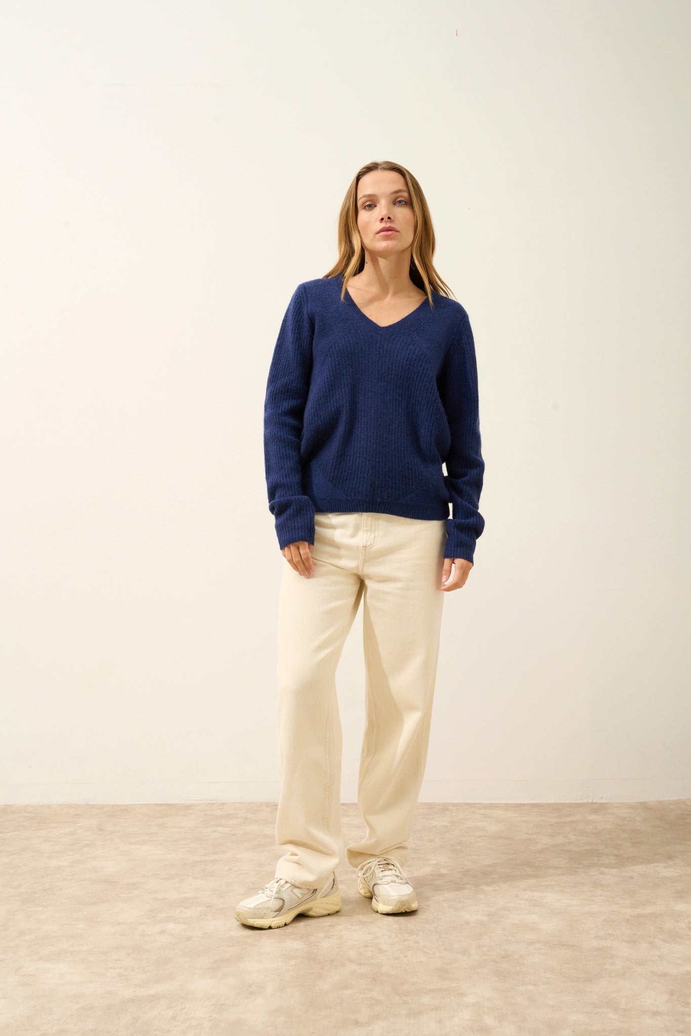 AMRITA midnight blue V-neck sweater