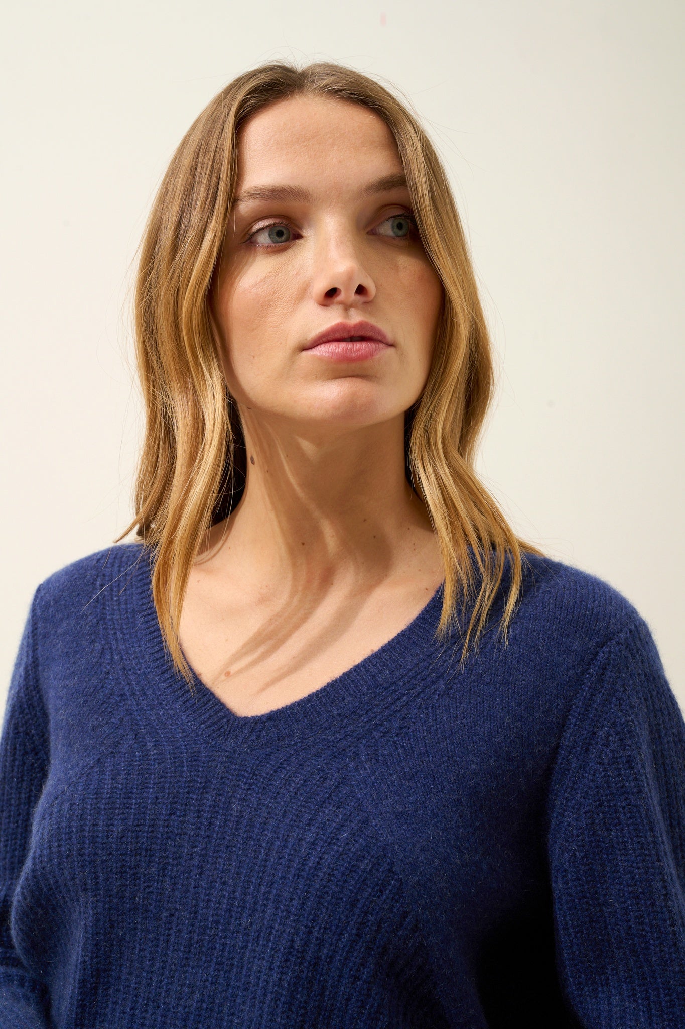 AMRITA midnight blue V-neck sweater
