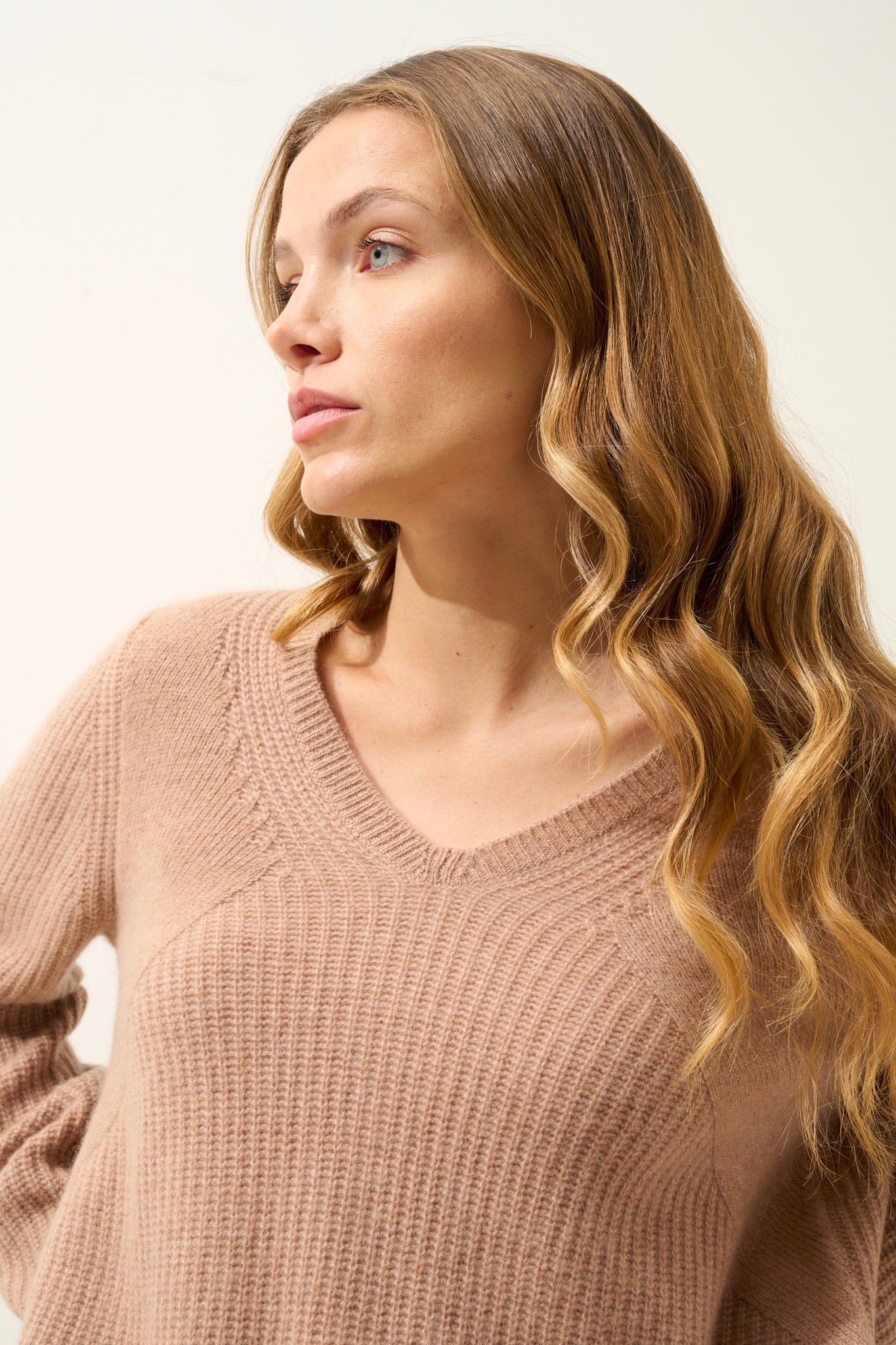 AMRITA pull col v camel chiné