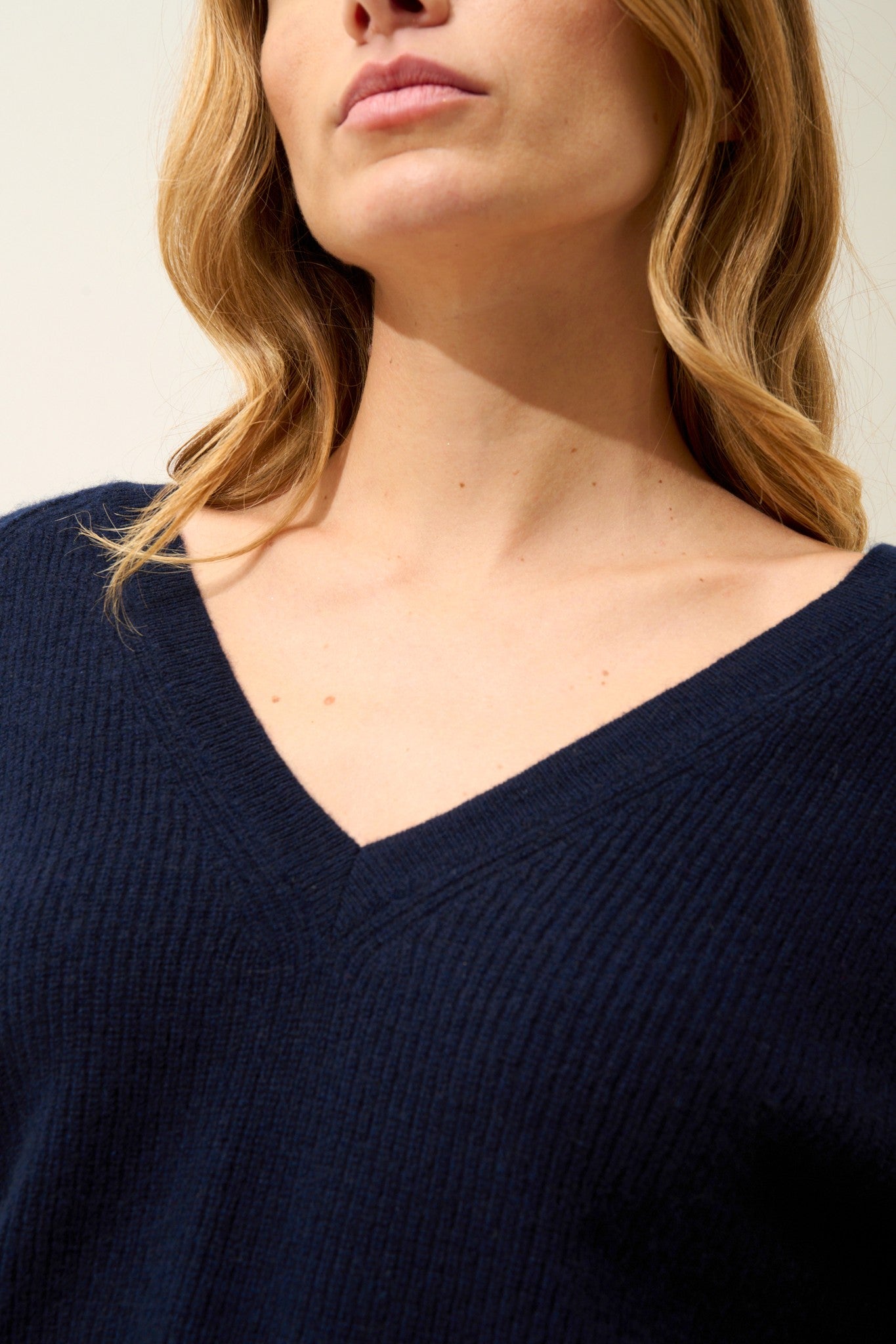 arista pull col v navy 100% cachemire