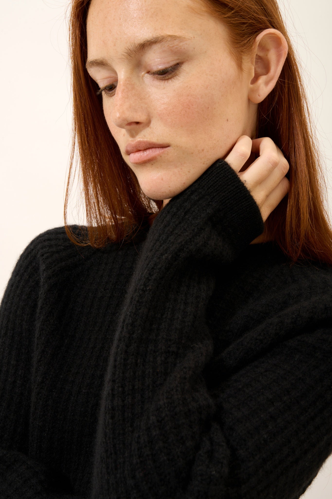 ASTRÉE black 6-ply round neck sweater