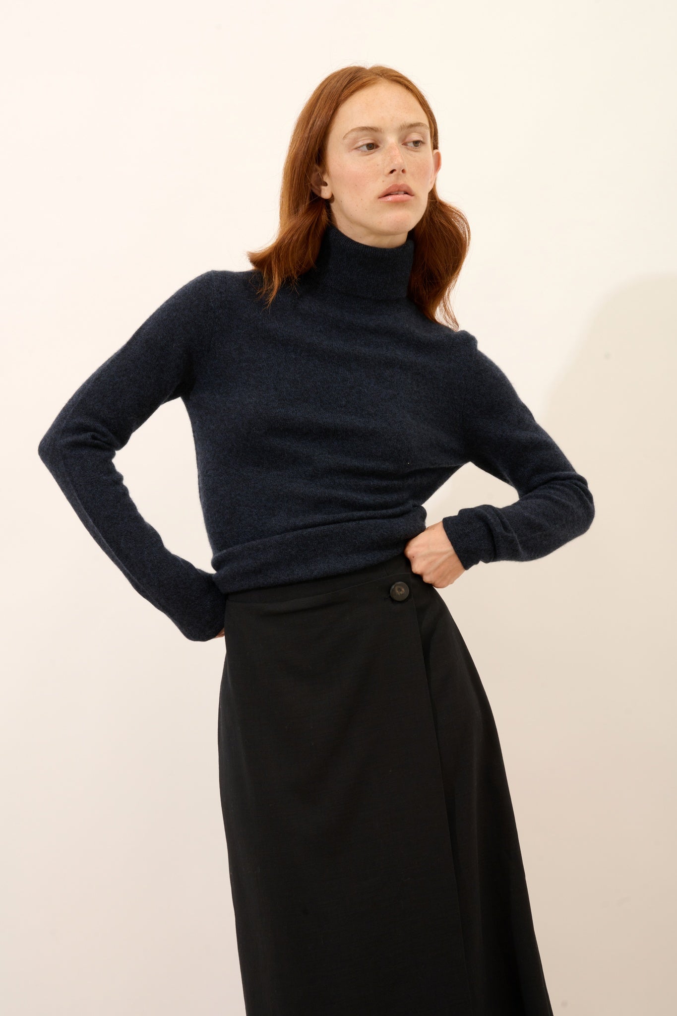 AVA pull col roulé caviar