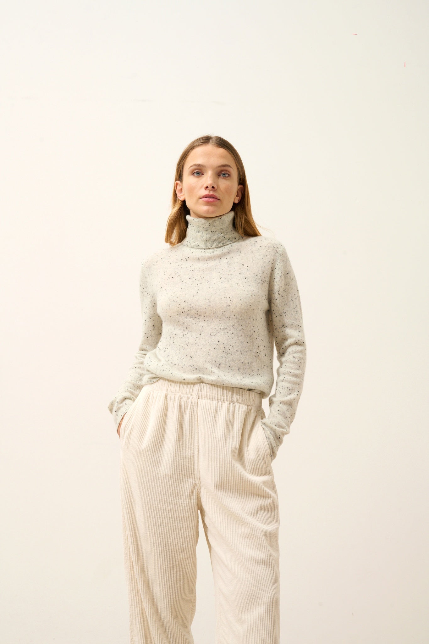 AVA pull col roulé gris/noir