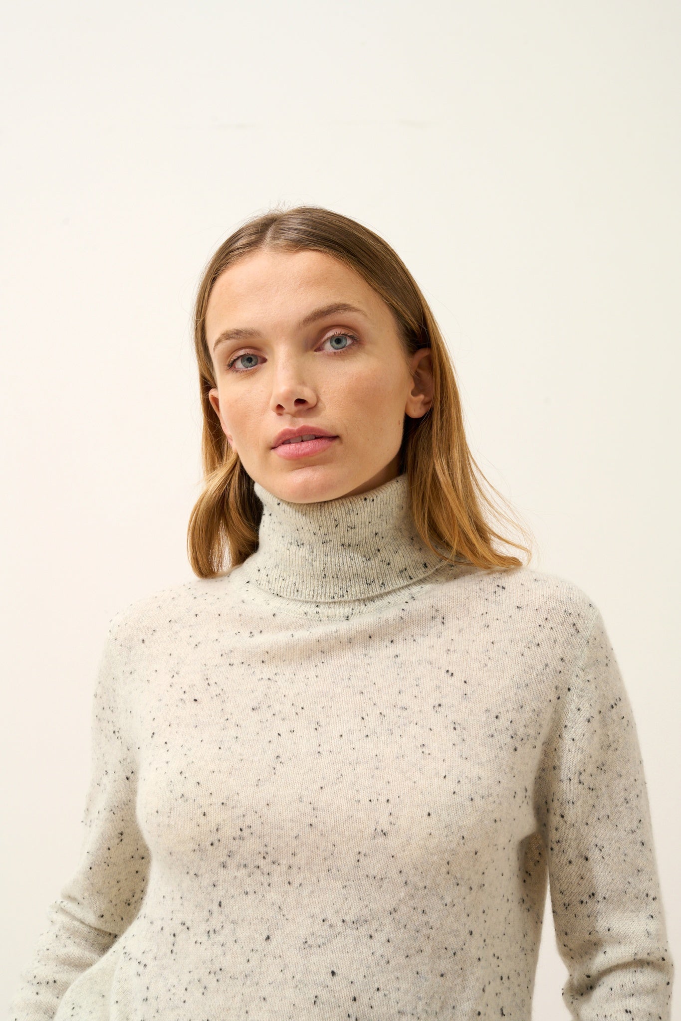 AVA pull col roulé gris/noir