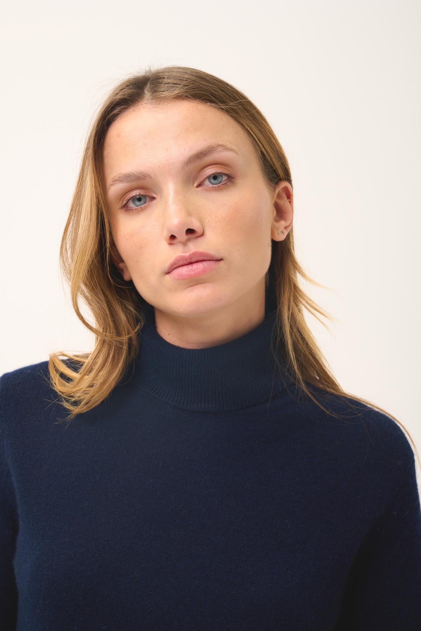 AVA pull col roulé navy