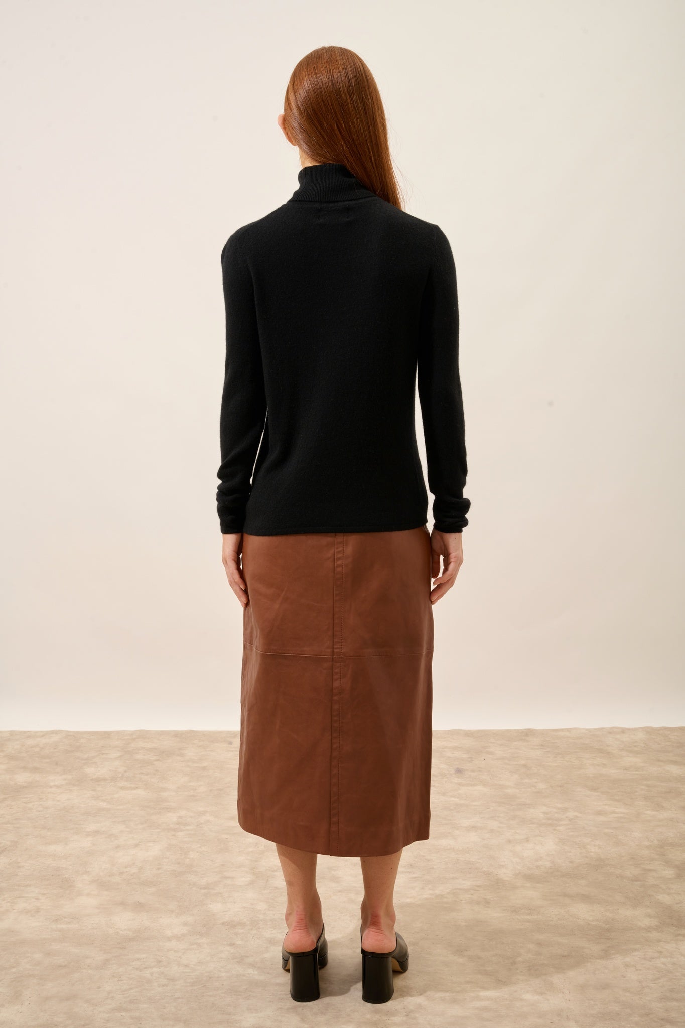 AVA pull col roulé noir