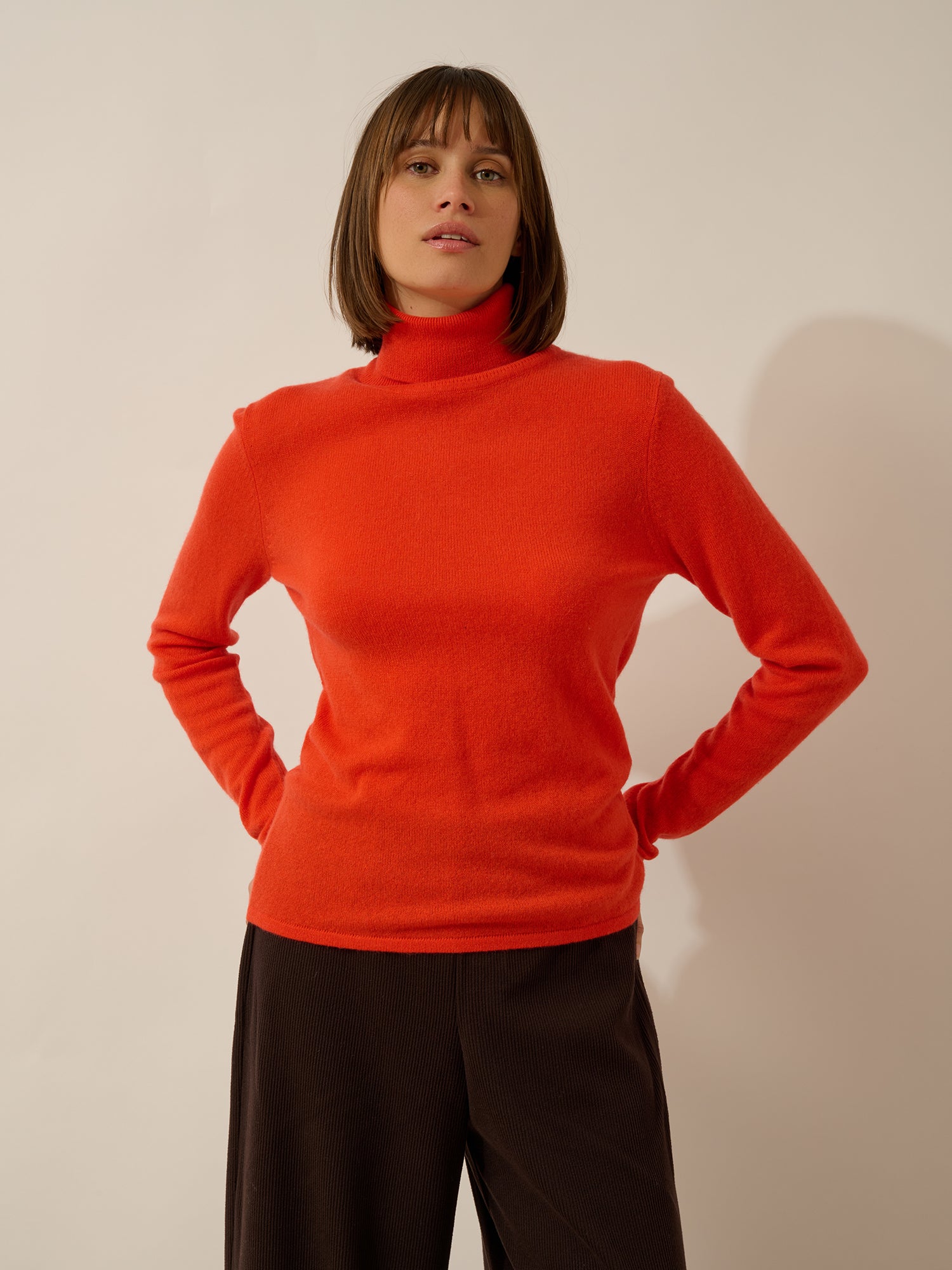 AVA pull col roulé orange
