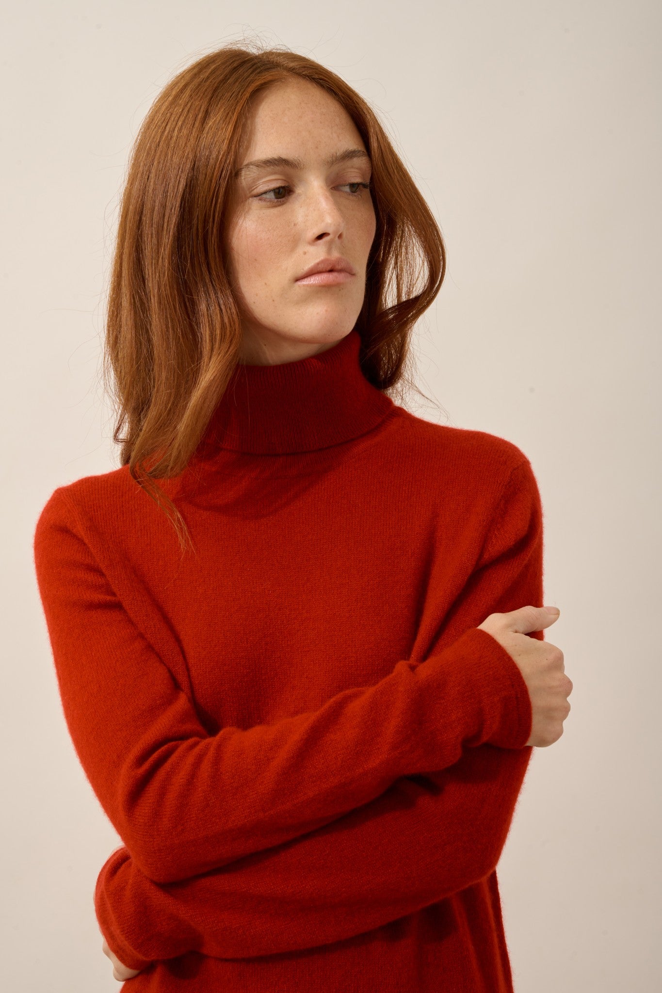 ava pull col roulé rubis