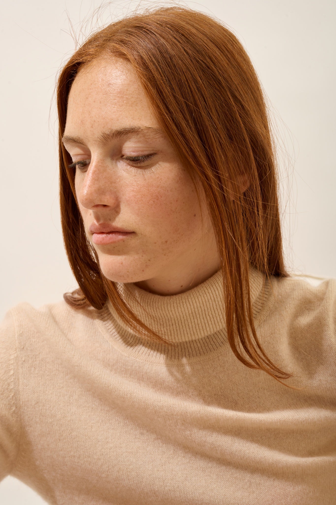 AVA pull col roulé sable