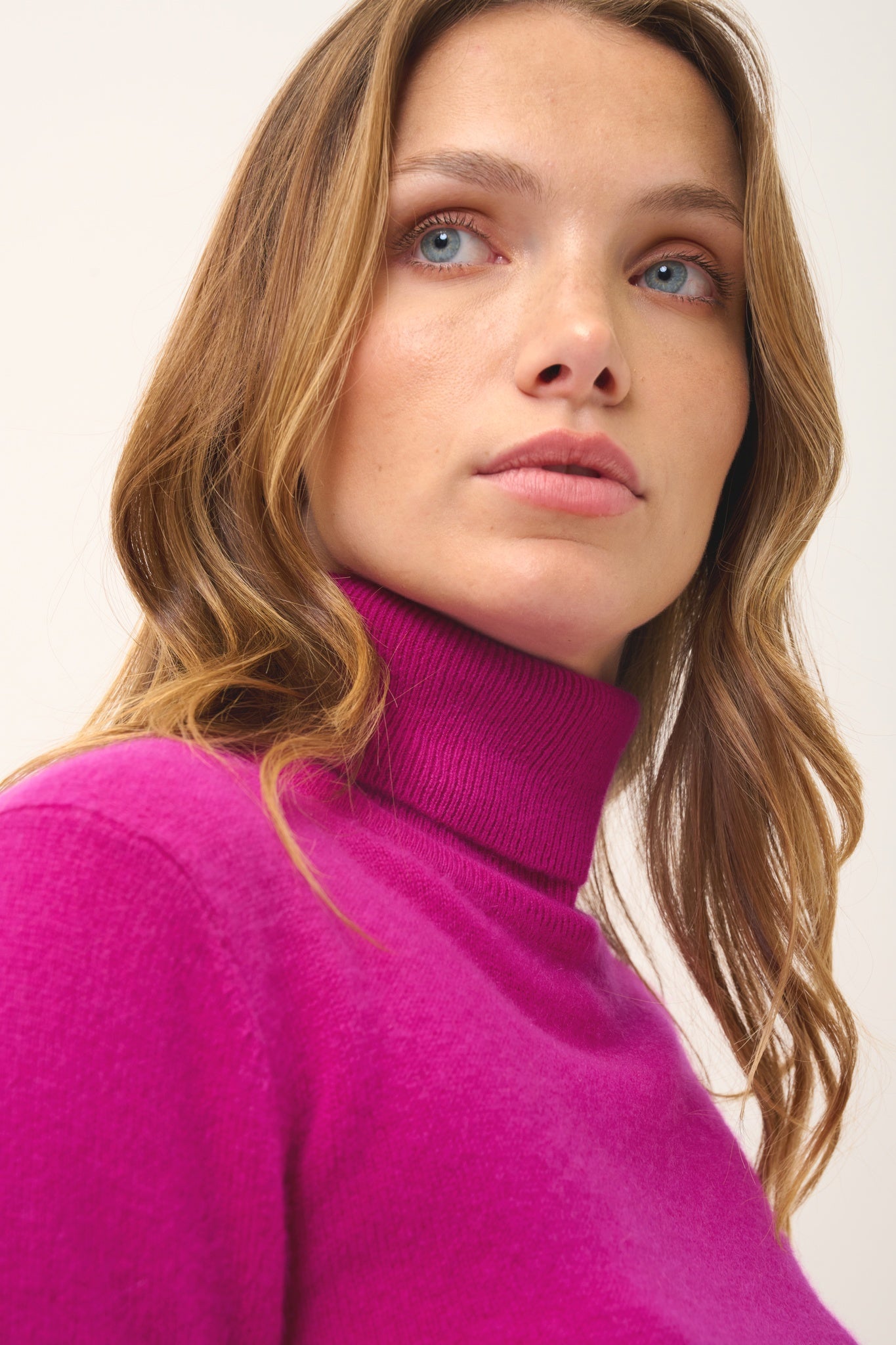 AVA pull col roulé violine