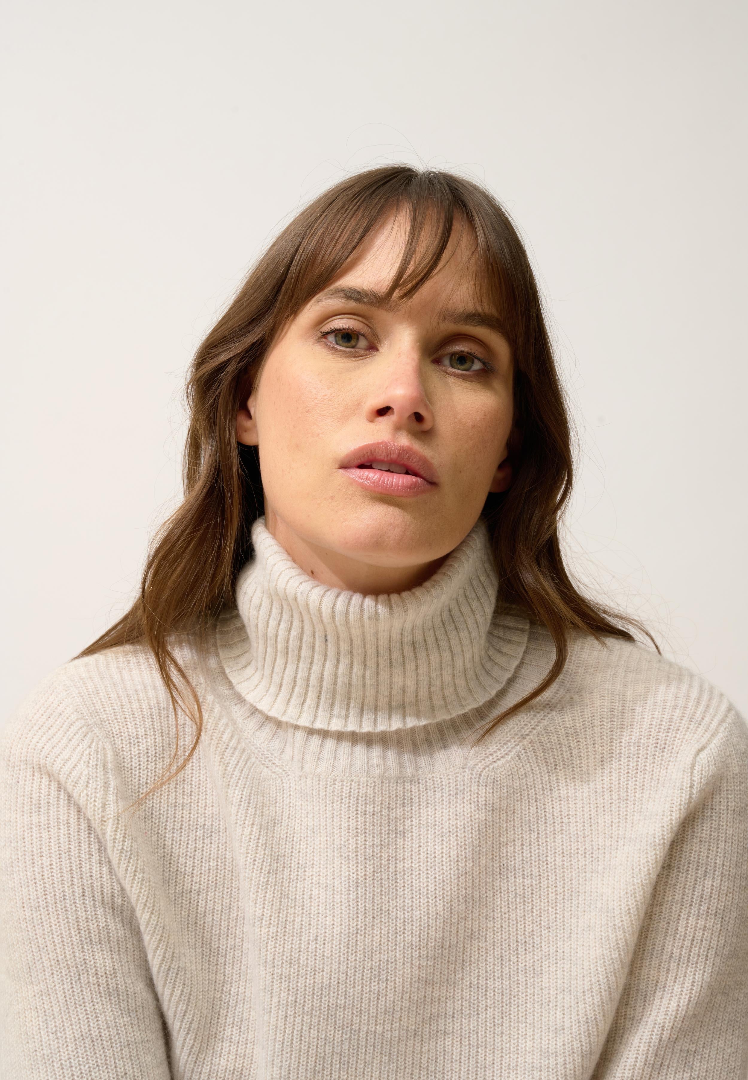 BILLY pearl grey turtleneck sweater