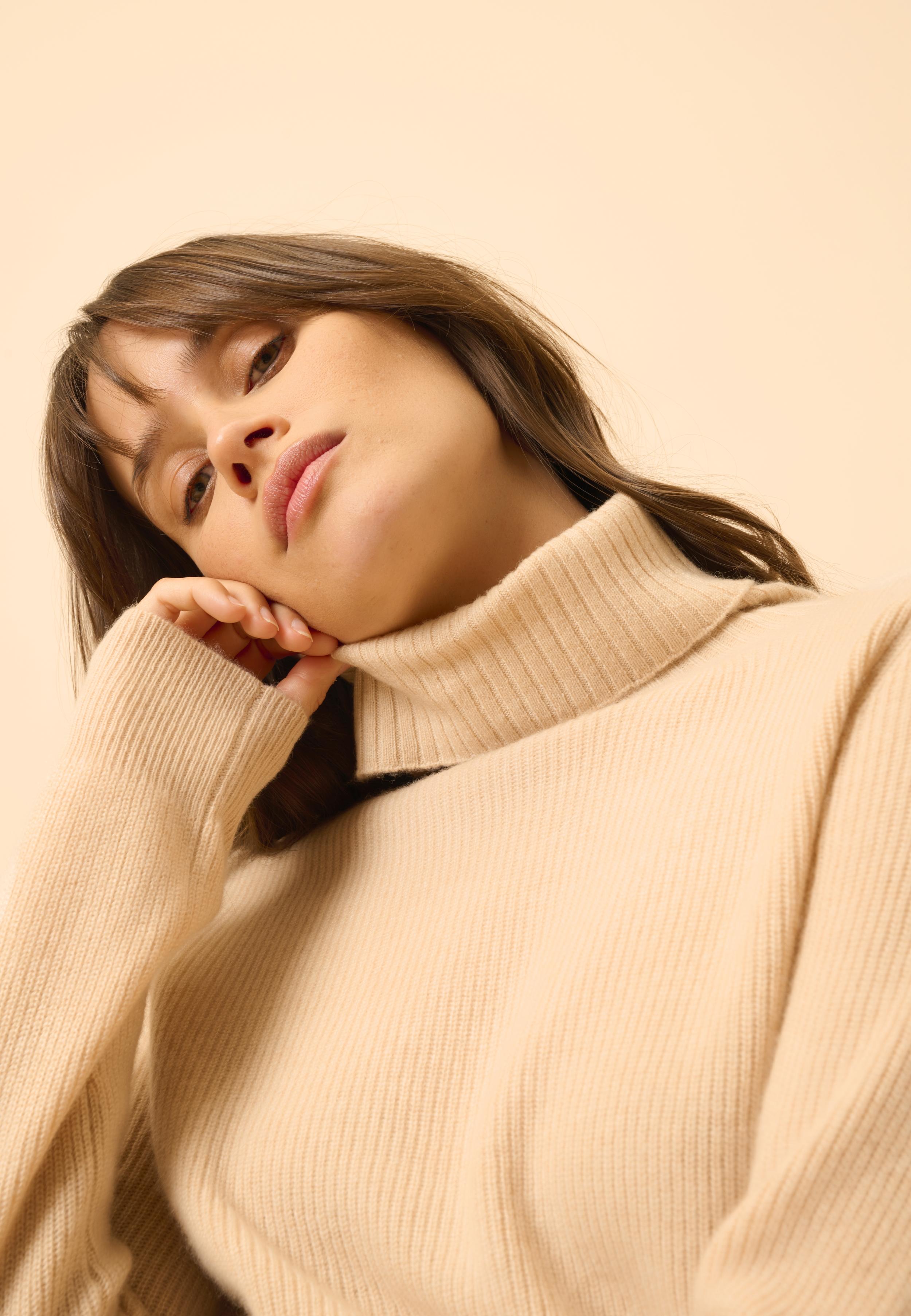 BILLY sand turtleneck sweater