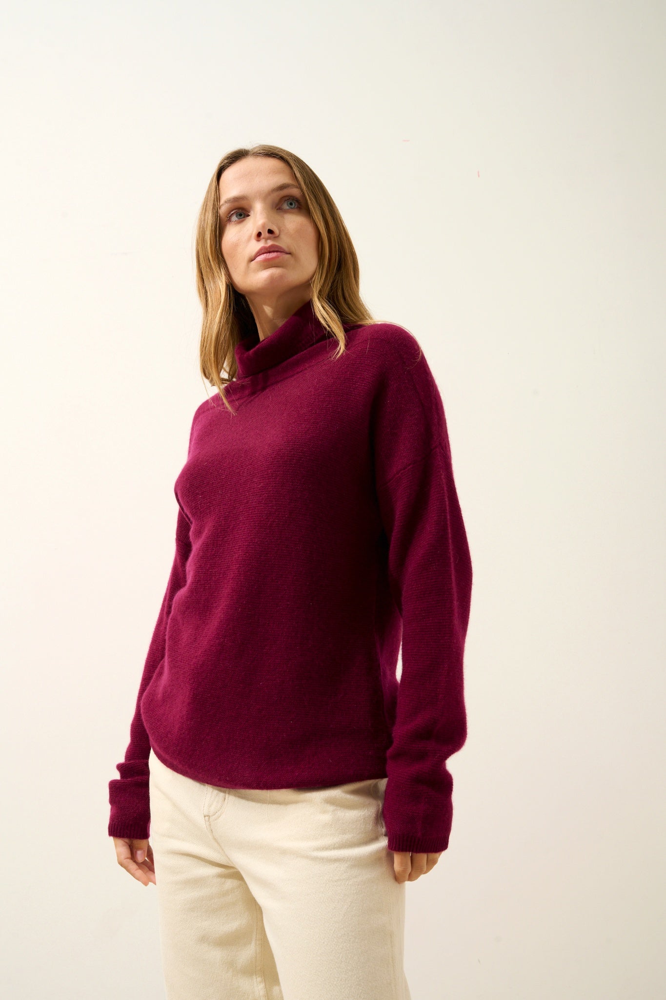 BLANTYRE pull col roulé bordeaux