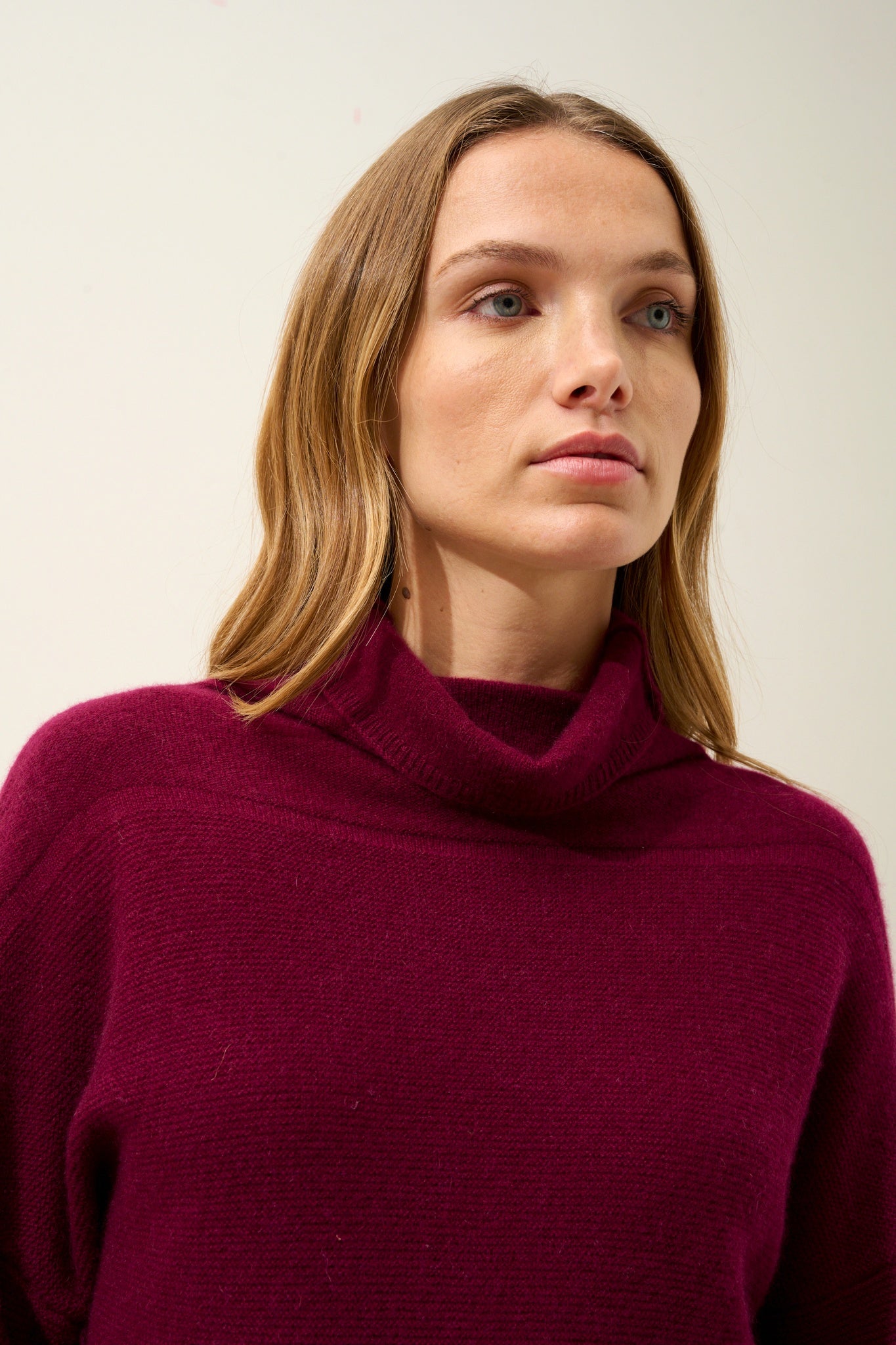 BLANTYRE pull col roulé bordeaux