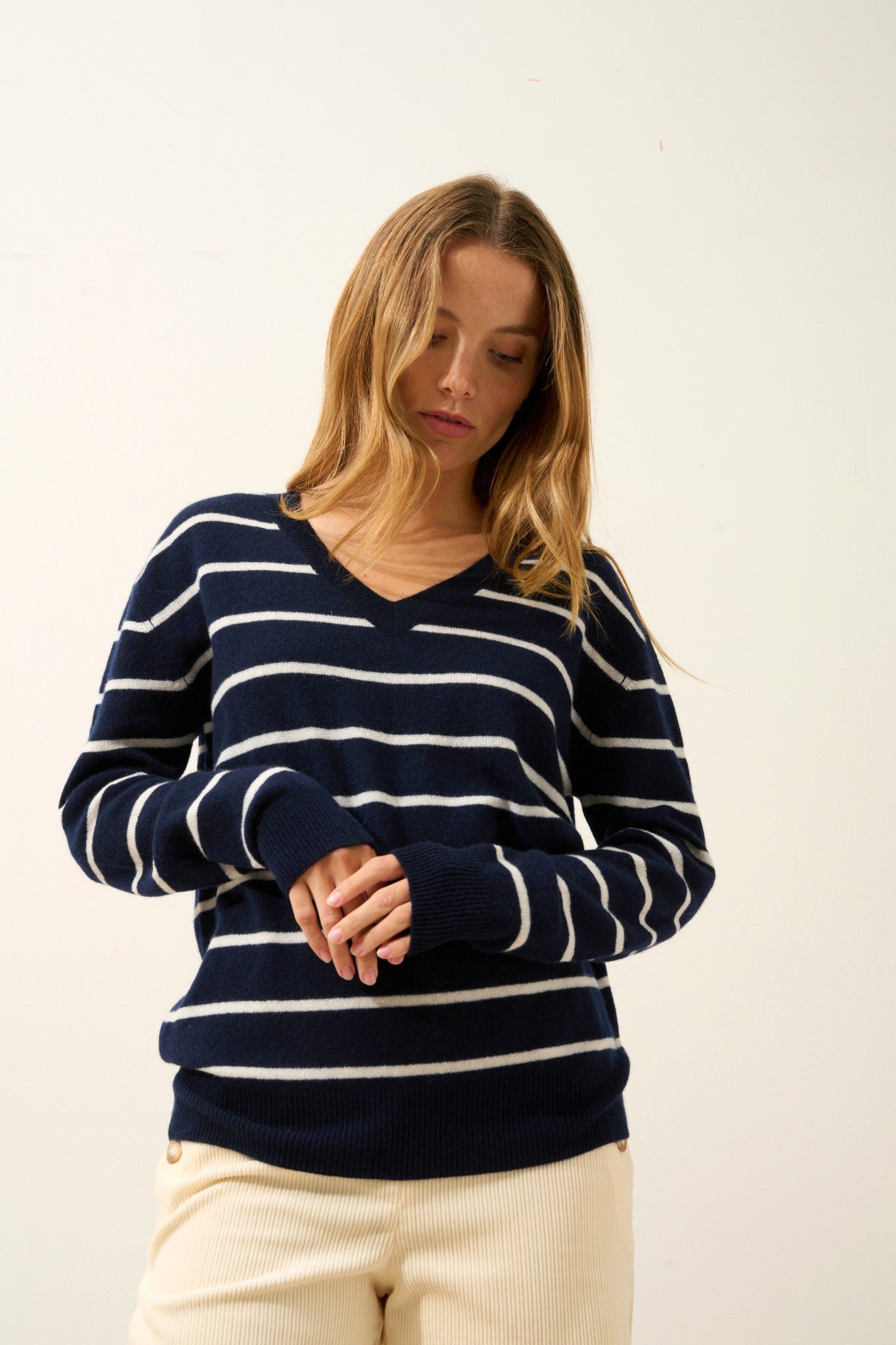 célimée pull col v bi-color navy/ivoire 100% cachemire