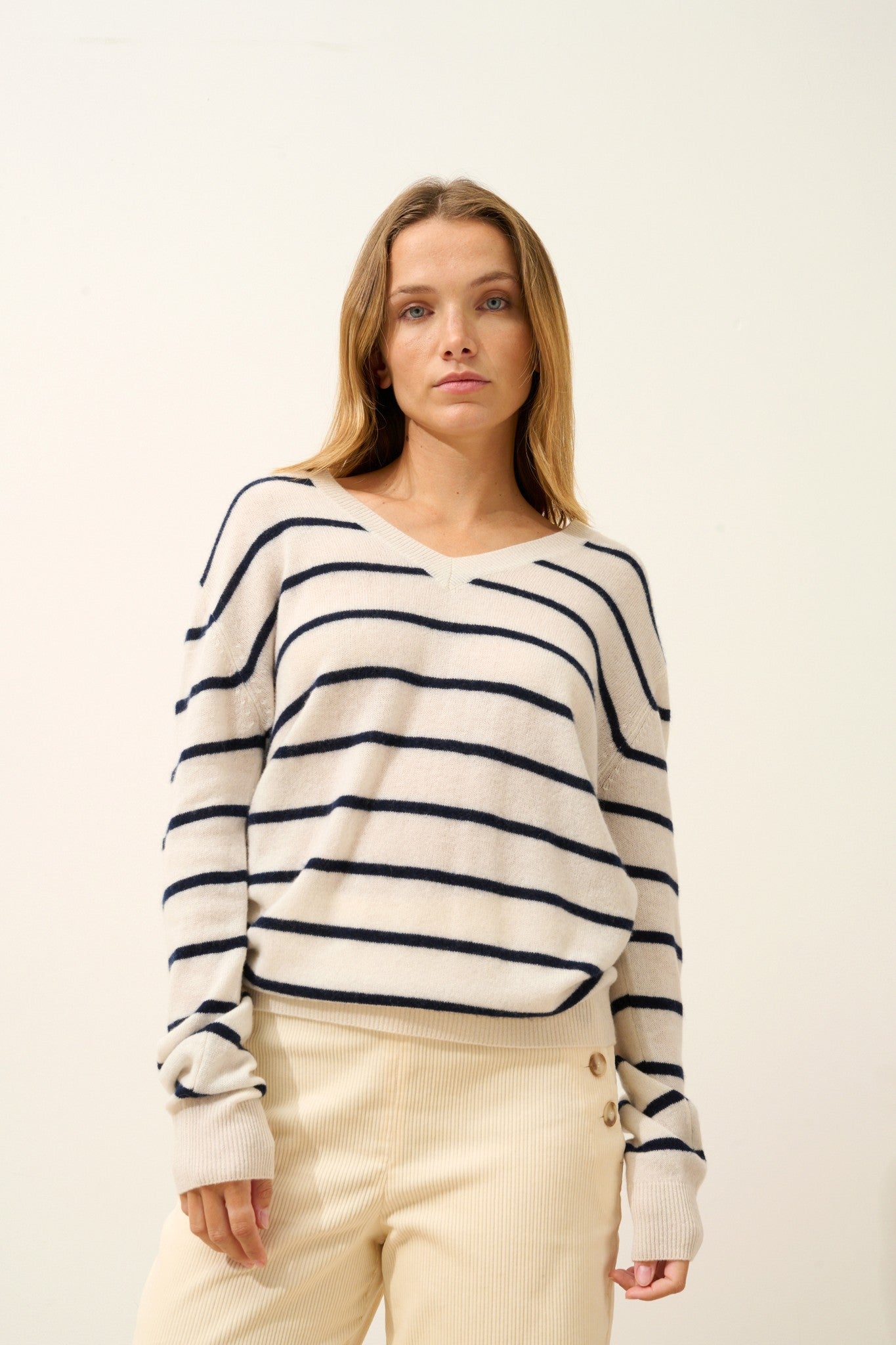 célimée pull col v bi-color navy/ivoire 100% cachemire