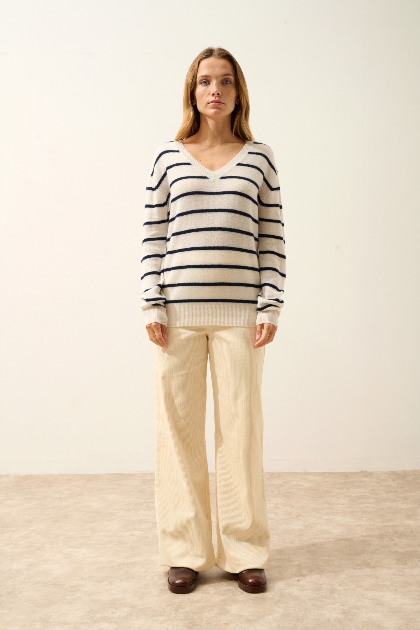 célimée pull col v bi-color navy/ivoire 100% cachemire