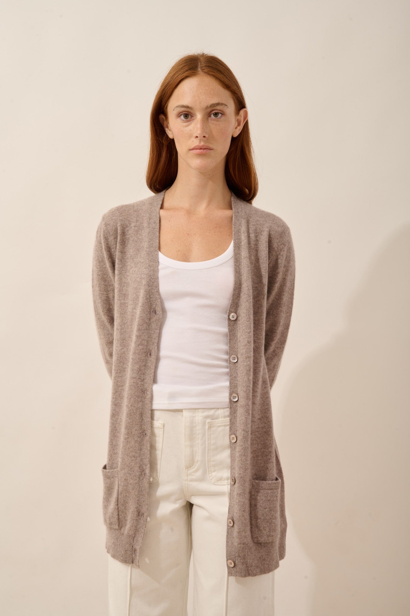 Chelsea cardigan with V-neck in mottled caribou, 100% cashmere
