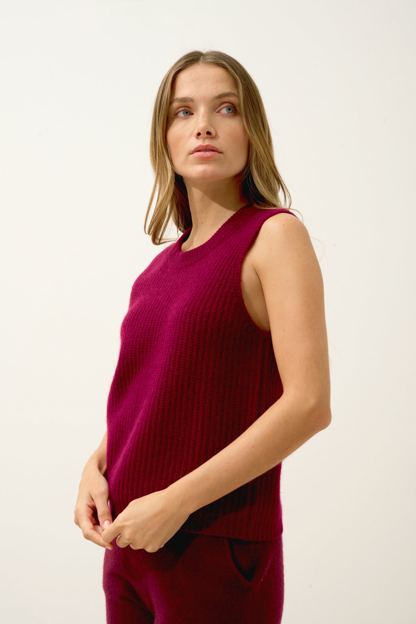 DAMPA burgundy round-neck tank top