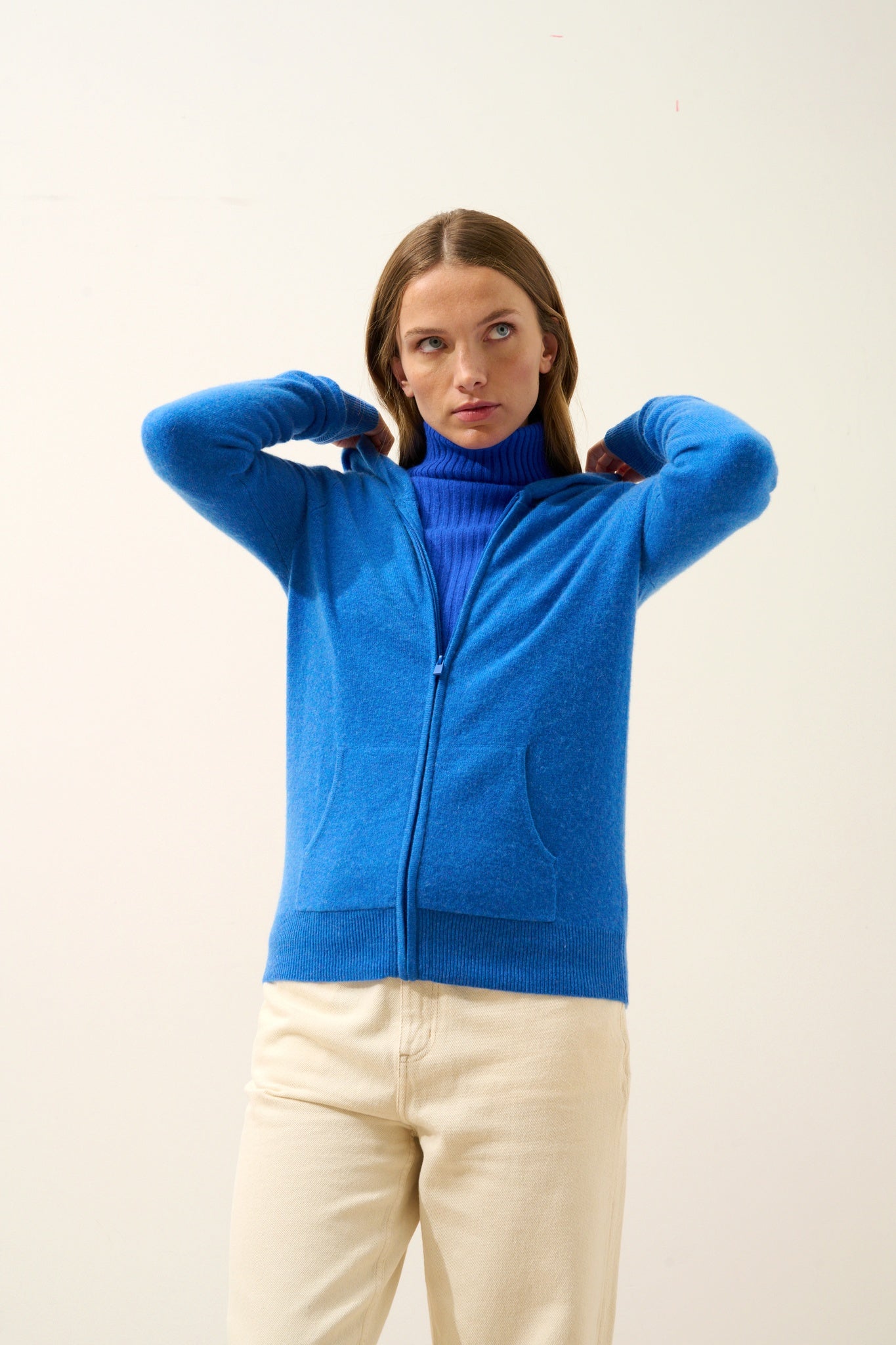 DEBBIE gilet col zippé capuche bleu électrique