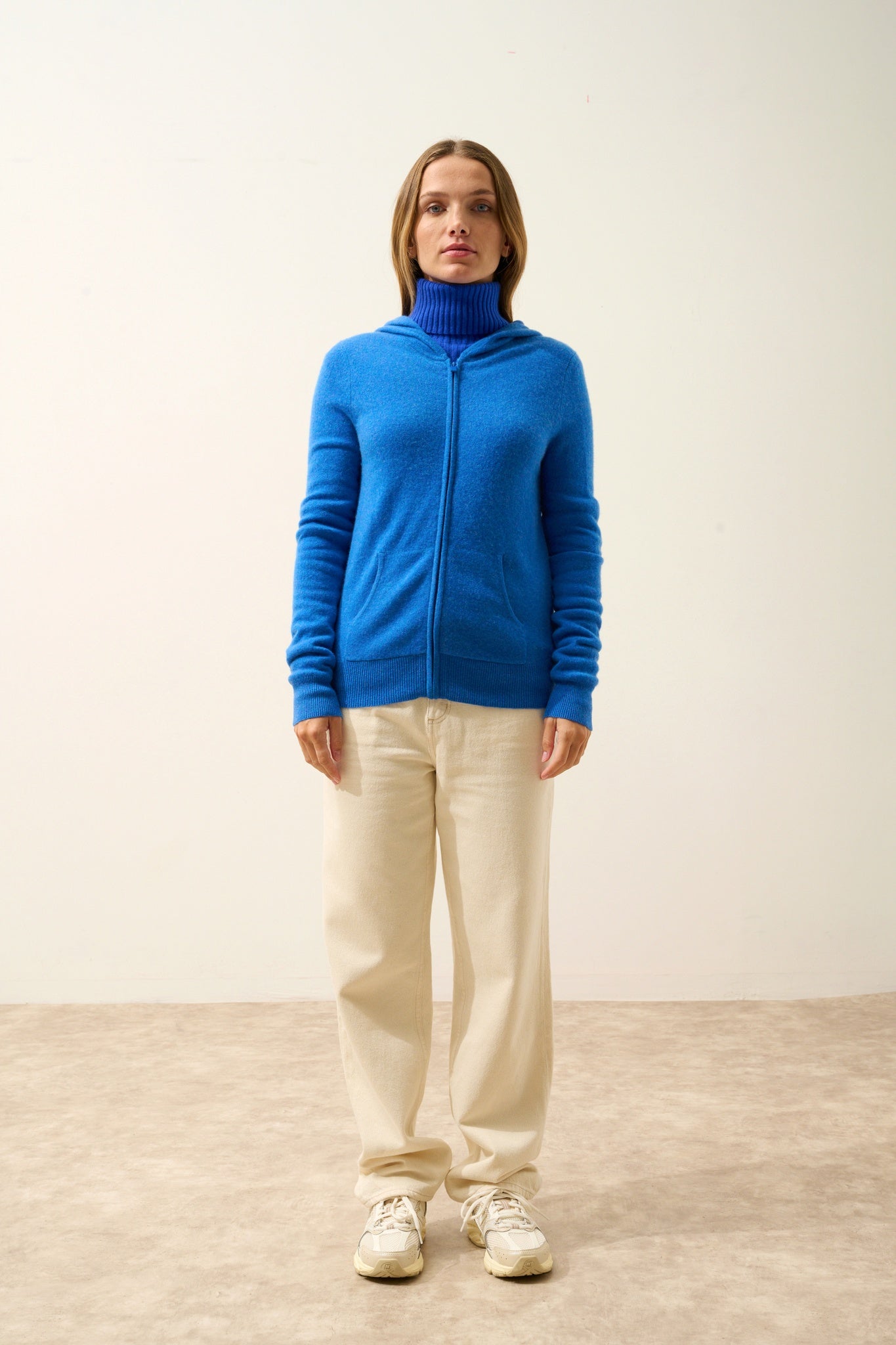 DEBBIE gilet col zippé capuche bleu électrique