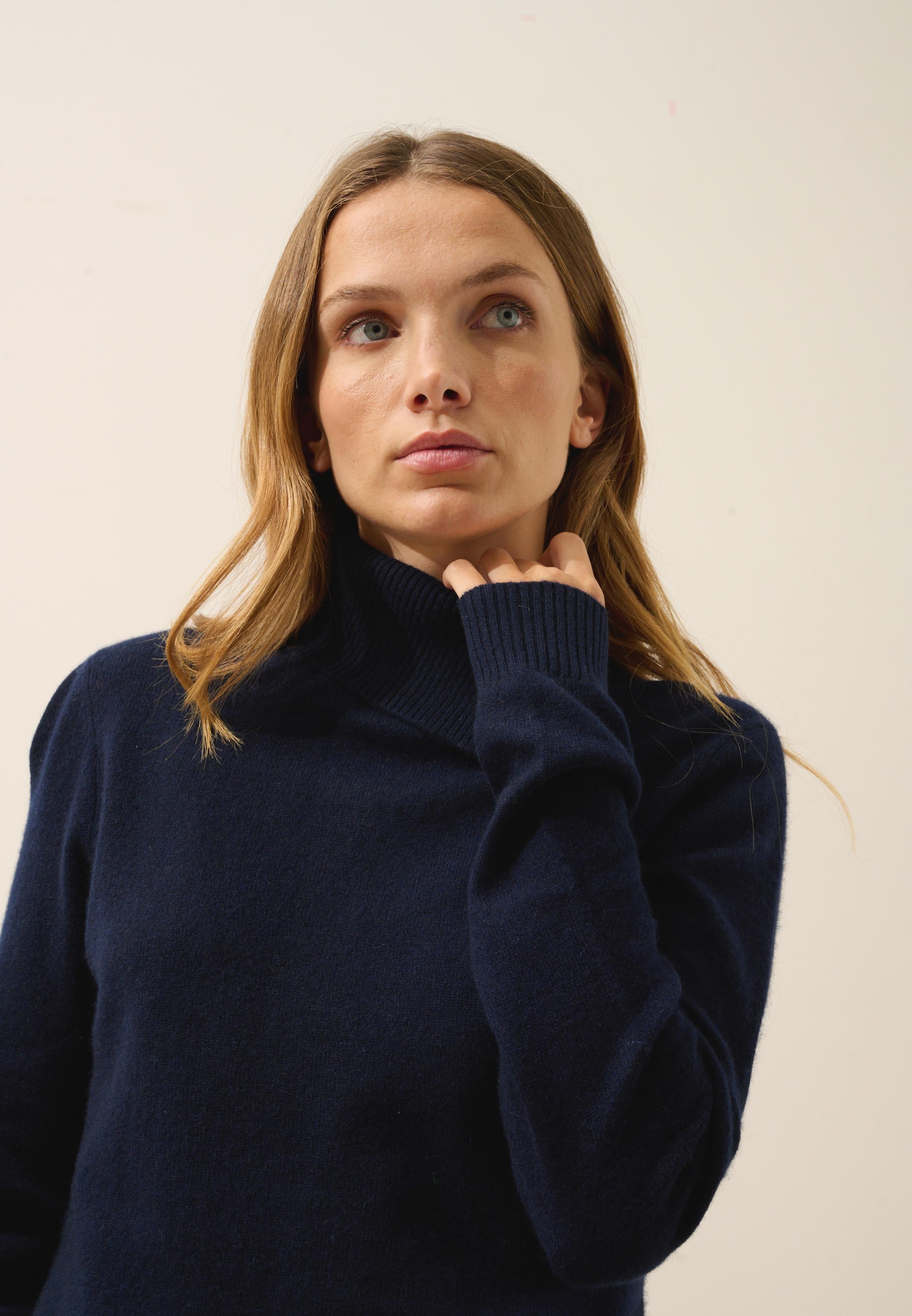 DUNDEE navy turtleneck sweater