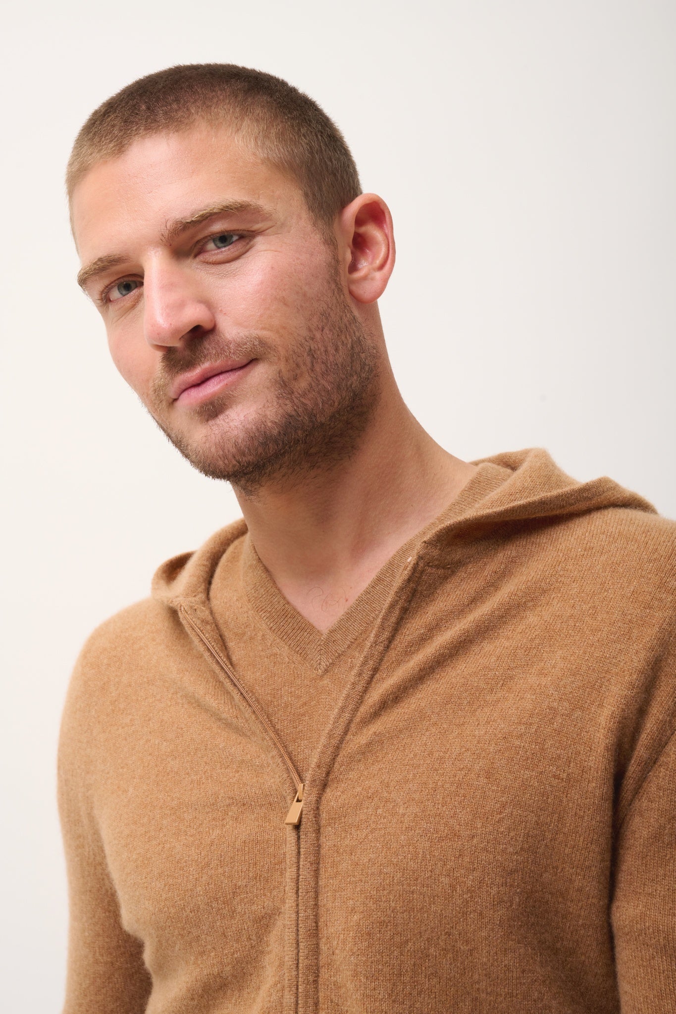 ELLIOT gilet col zippé capuche noisette