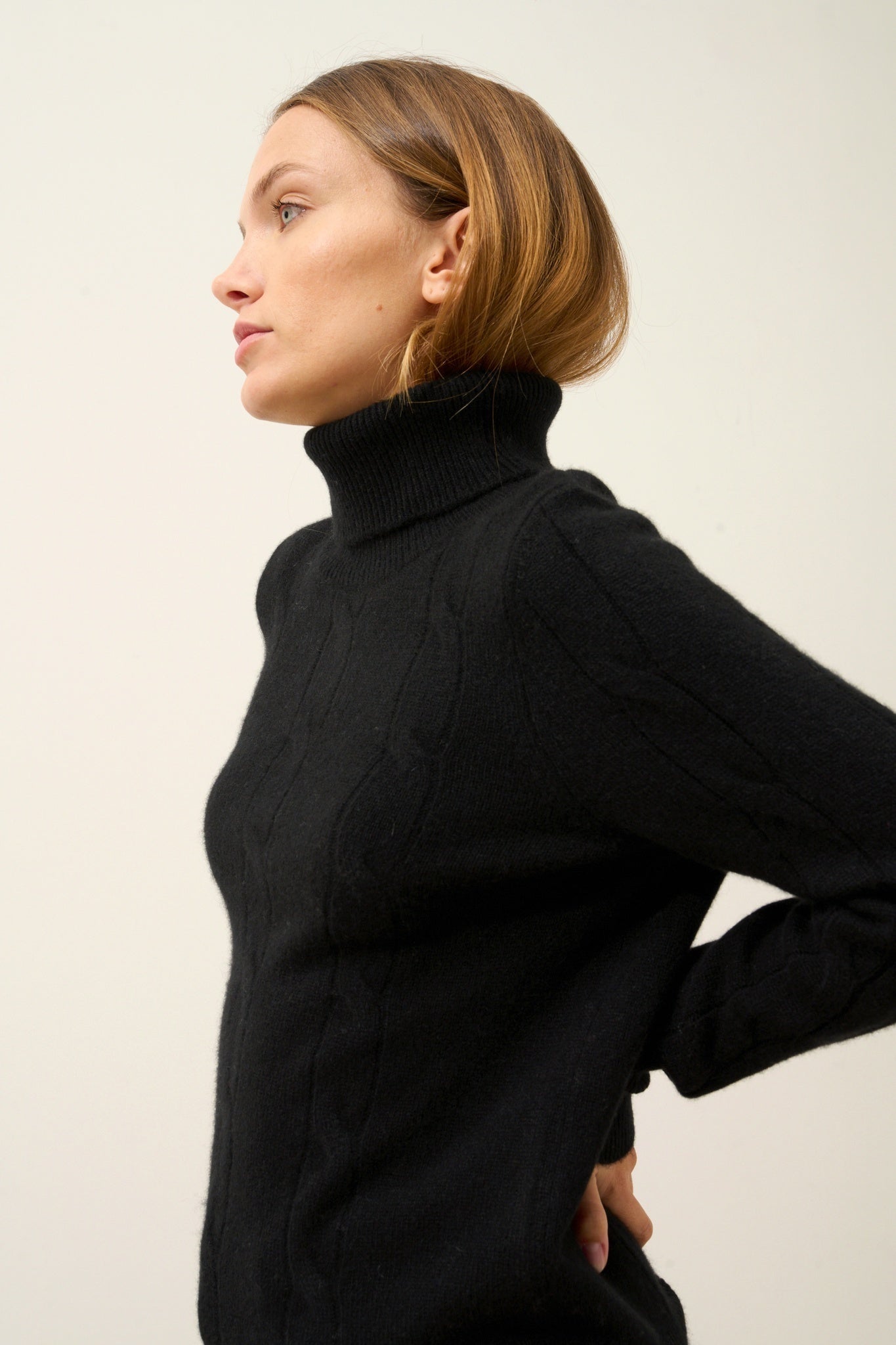 ESTELLE pull col roulé noir