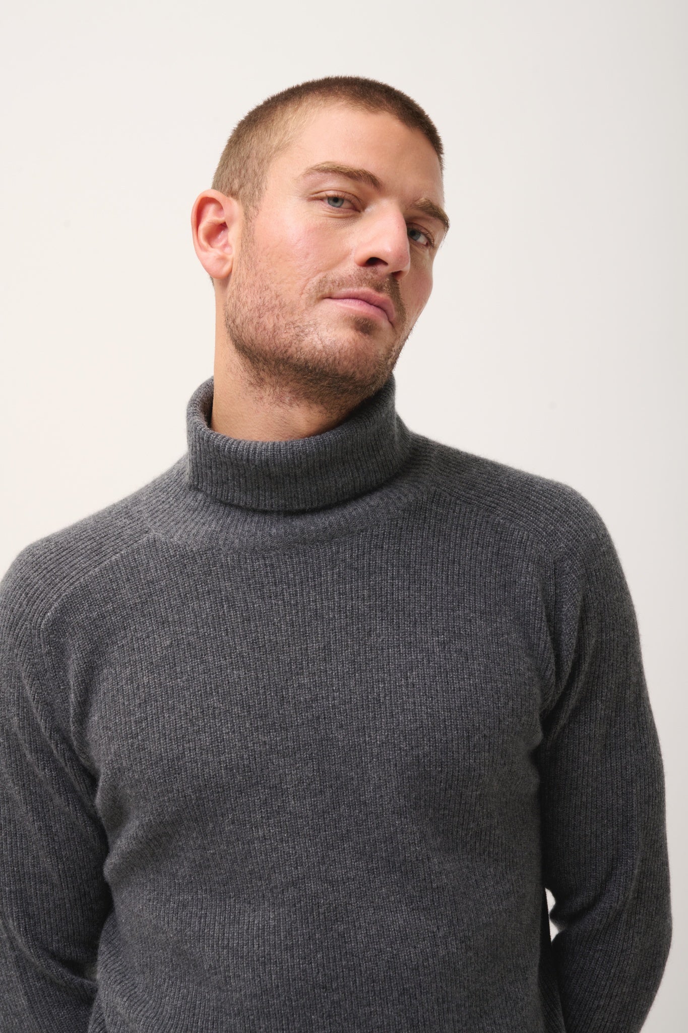 GYALWA pull col roulé anthracite chiné