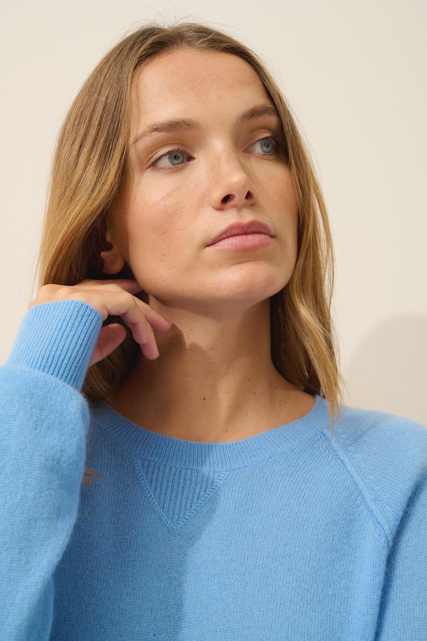 HELEN round-neck sweater baby blue