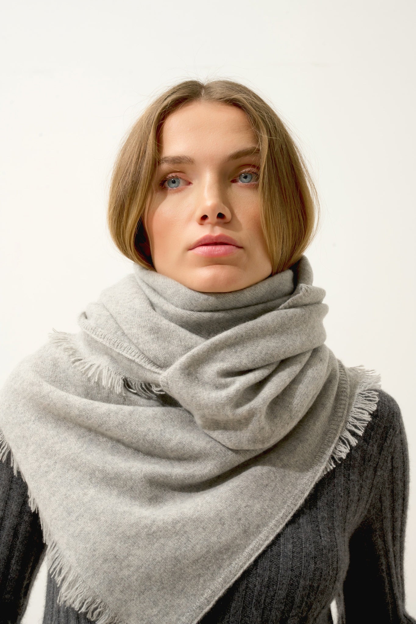 HUACHO écharpe carrée gris chiné