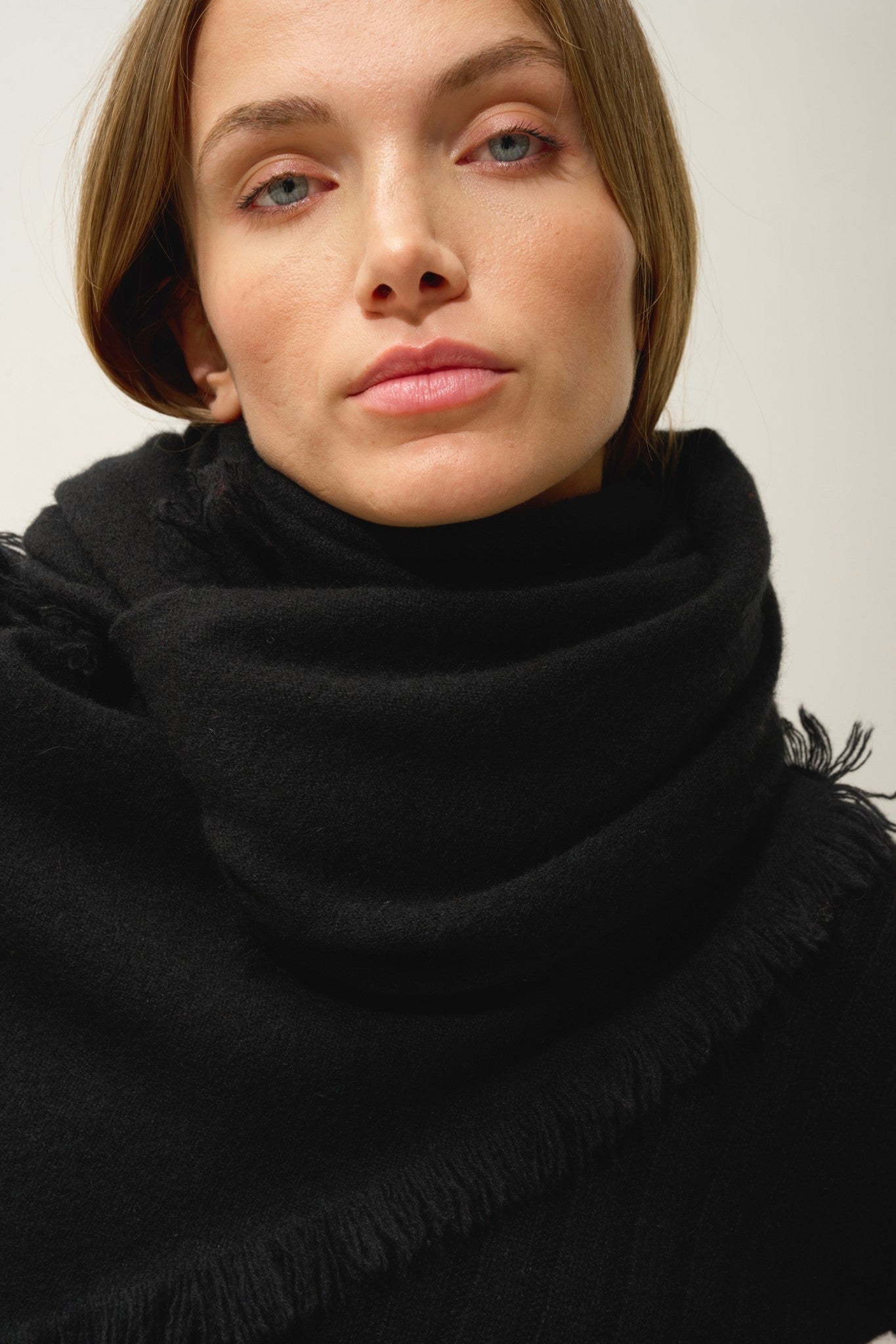 huacho écharpe carrée noir 100% cachemire