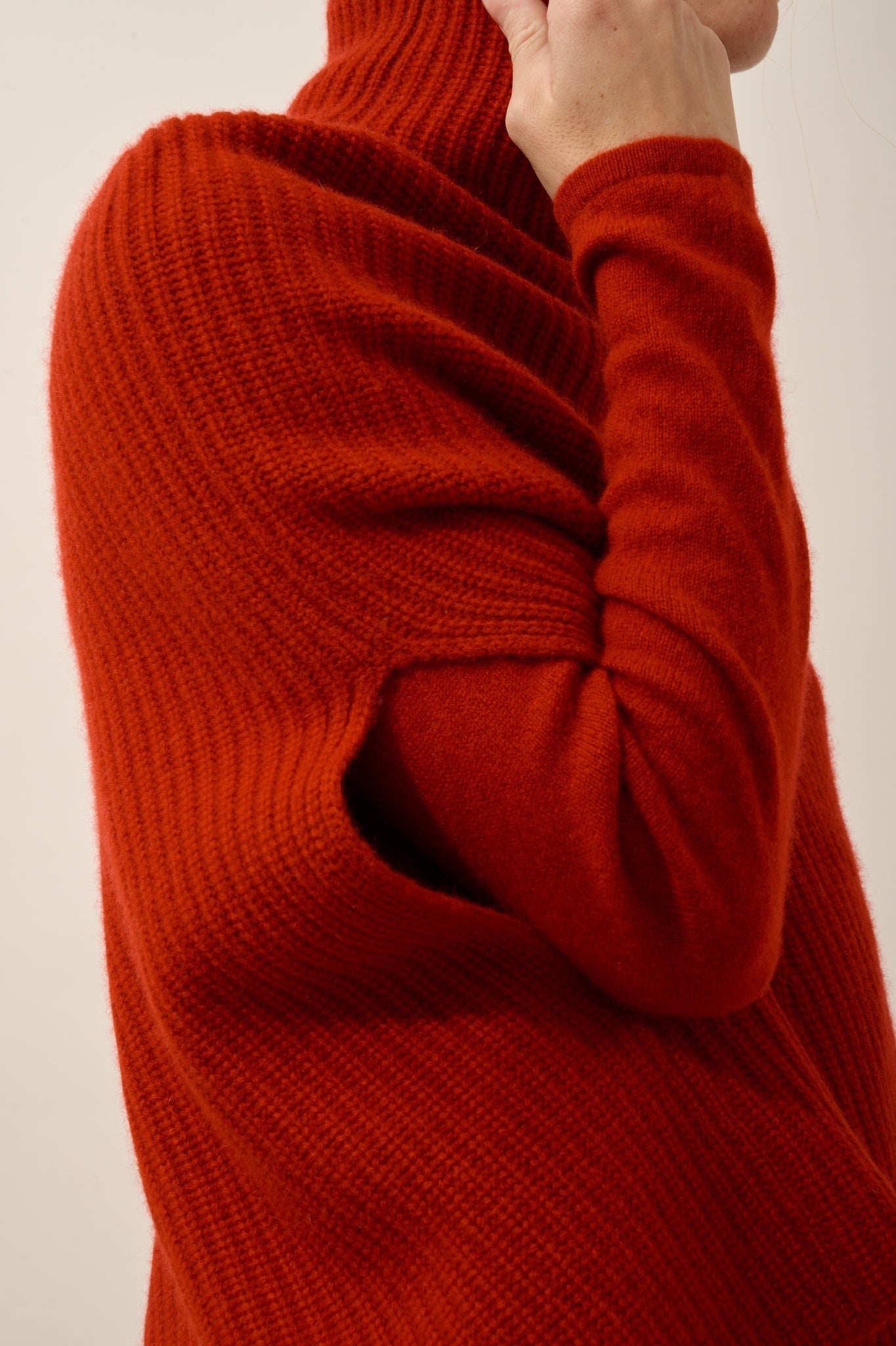 HUARAZ high-neck cape, 6-ply ruby