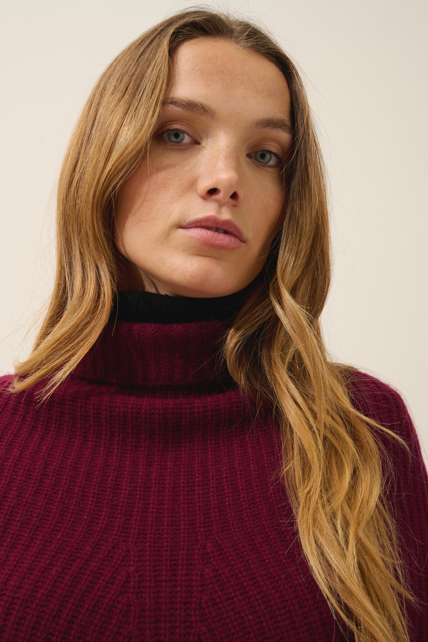 HUARAZ burgundy stand-up collar cape