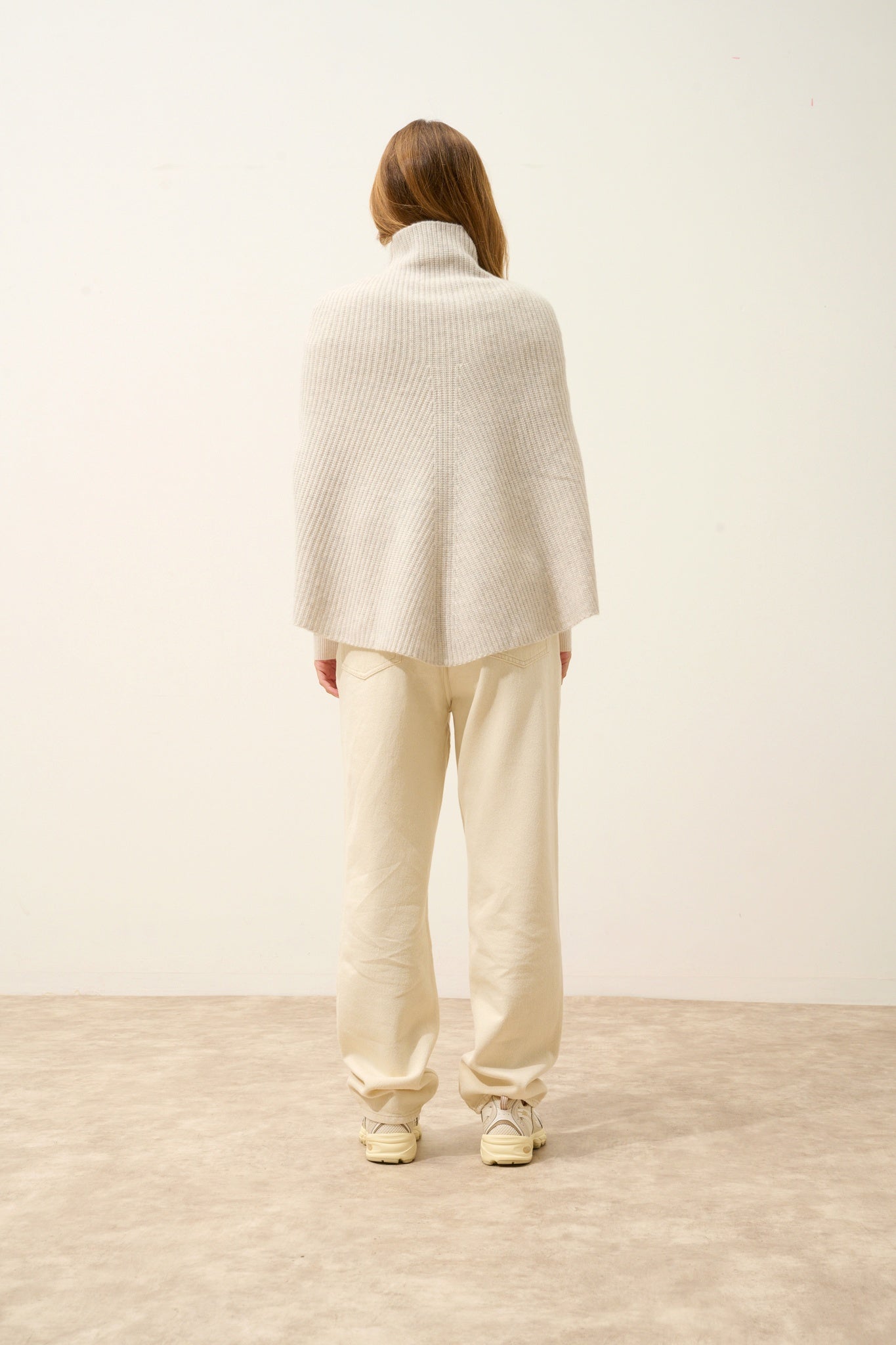 HUARAZ cape with pearl-grey stand-up collar