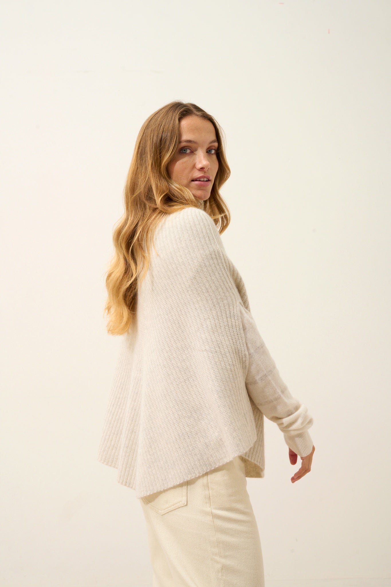 HUARAZ cape with pearl-grey stand-up collar