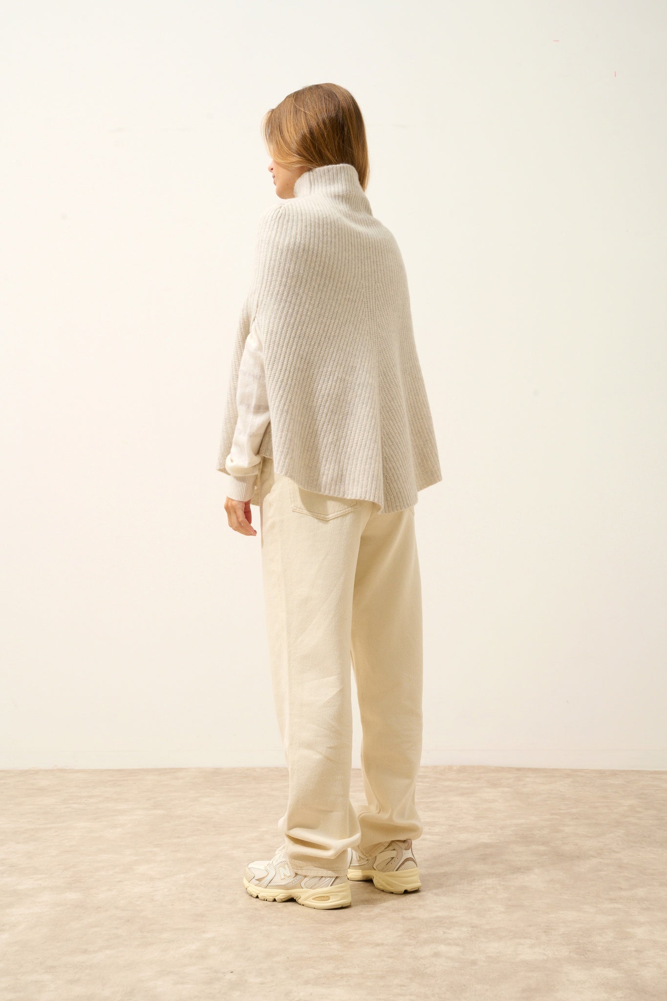 HUARAZ cape with pearl-grey stand-up collar