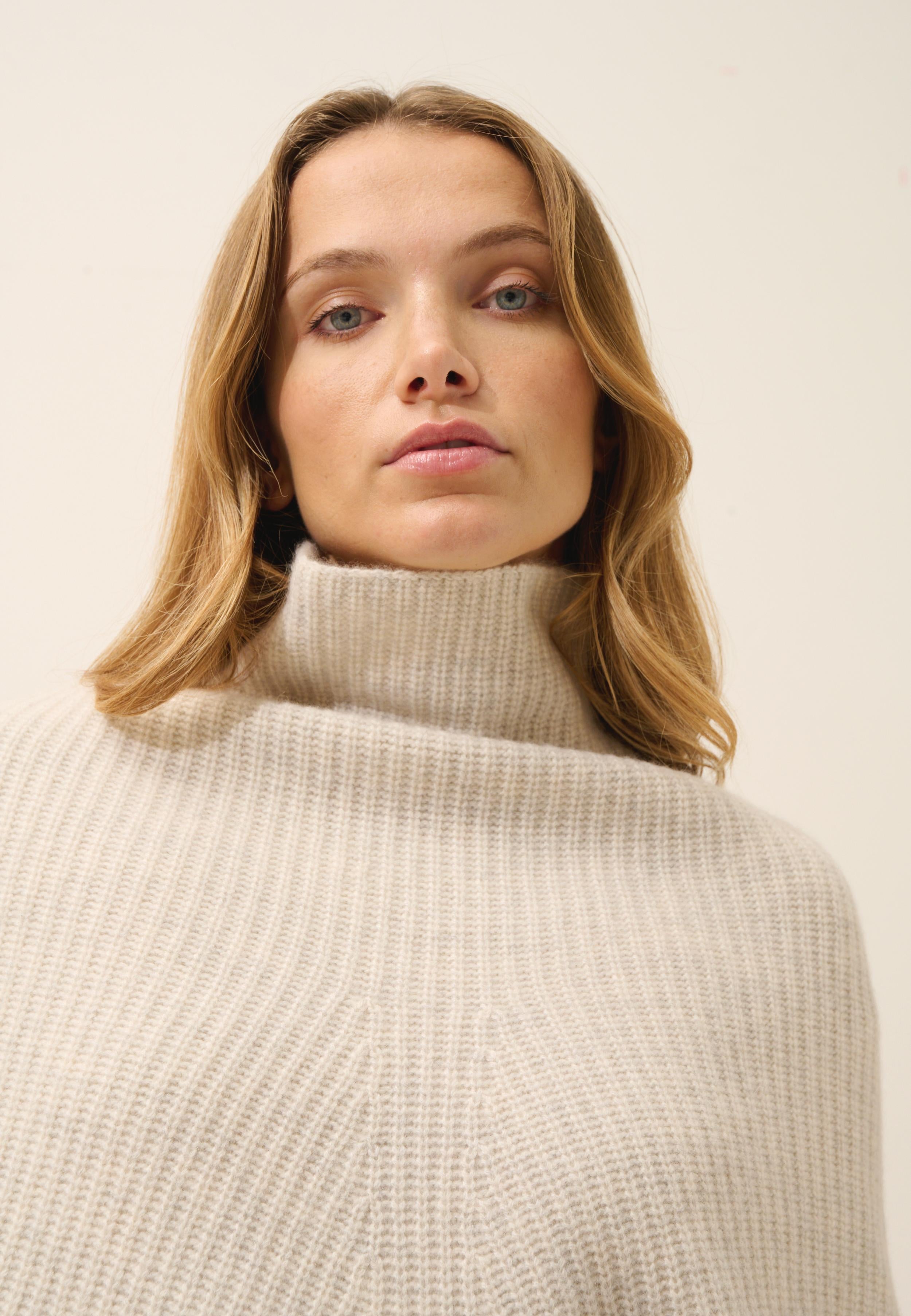 HUARAZ cape with pearl-grey stand-up collar