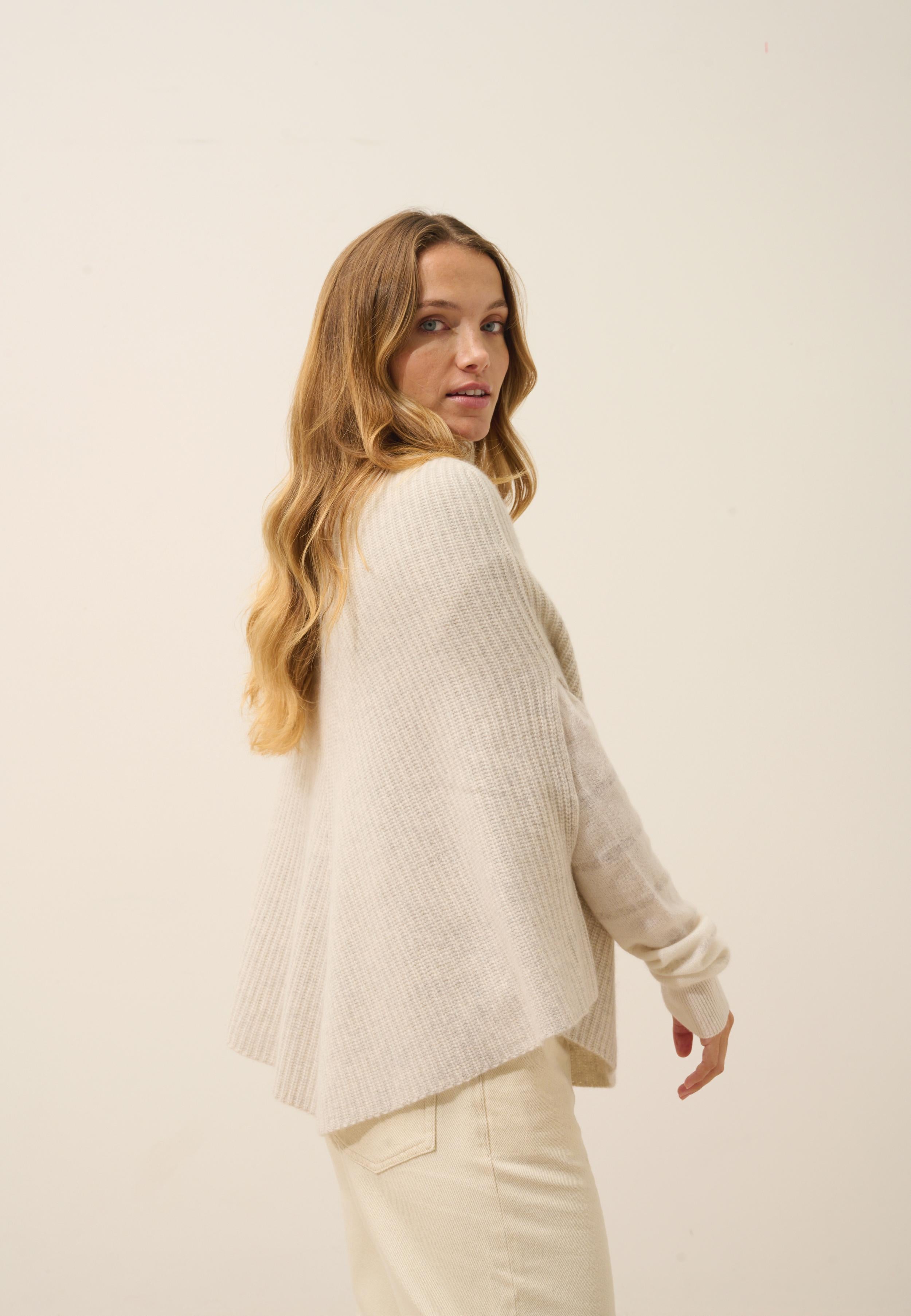 HUARAZ cape with pearl-grey stand-up collar