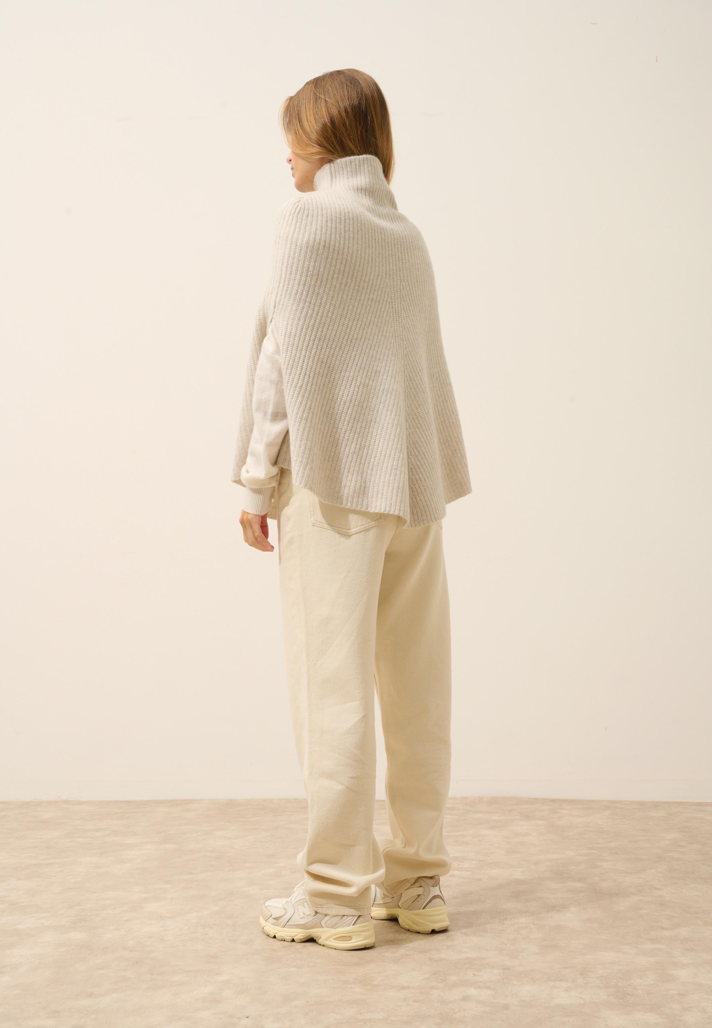 HUARAZ cape with pearl-grey stand-up collar