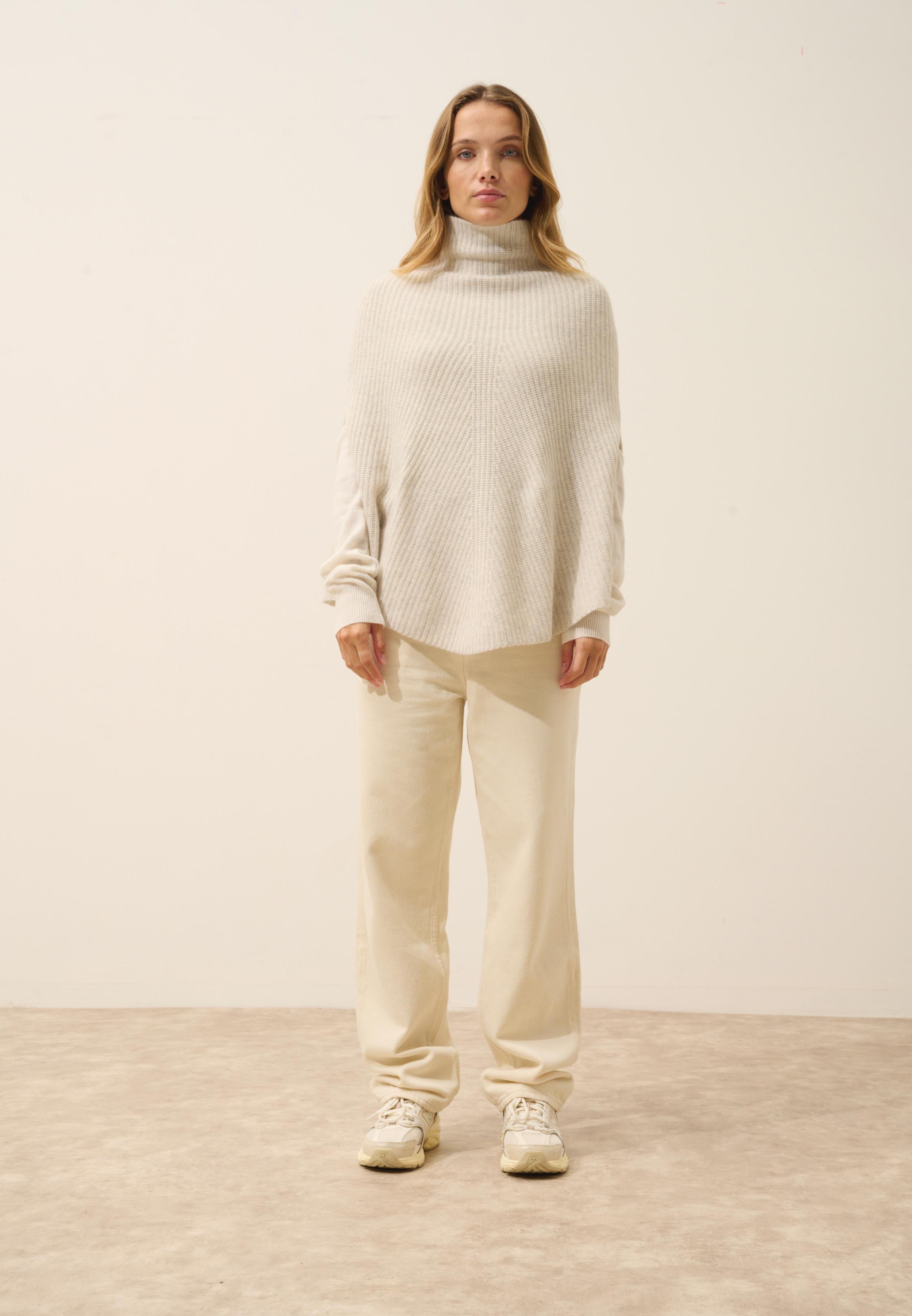 HUARAZ cape with pearl-grey stand-up collar