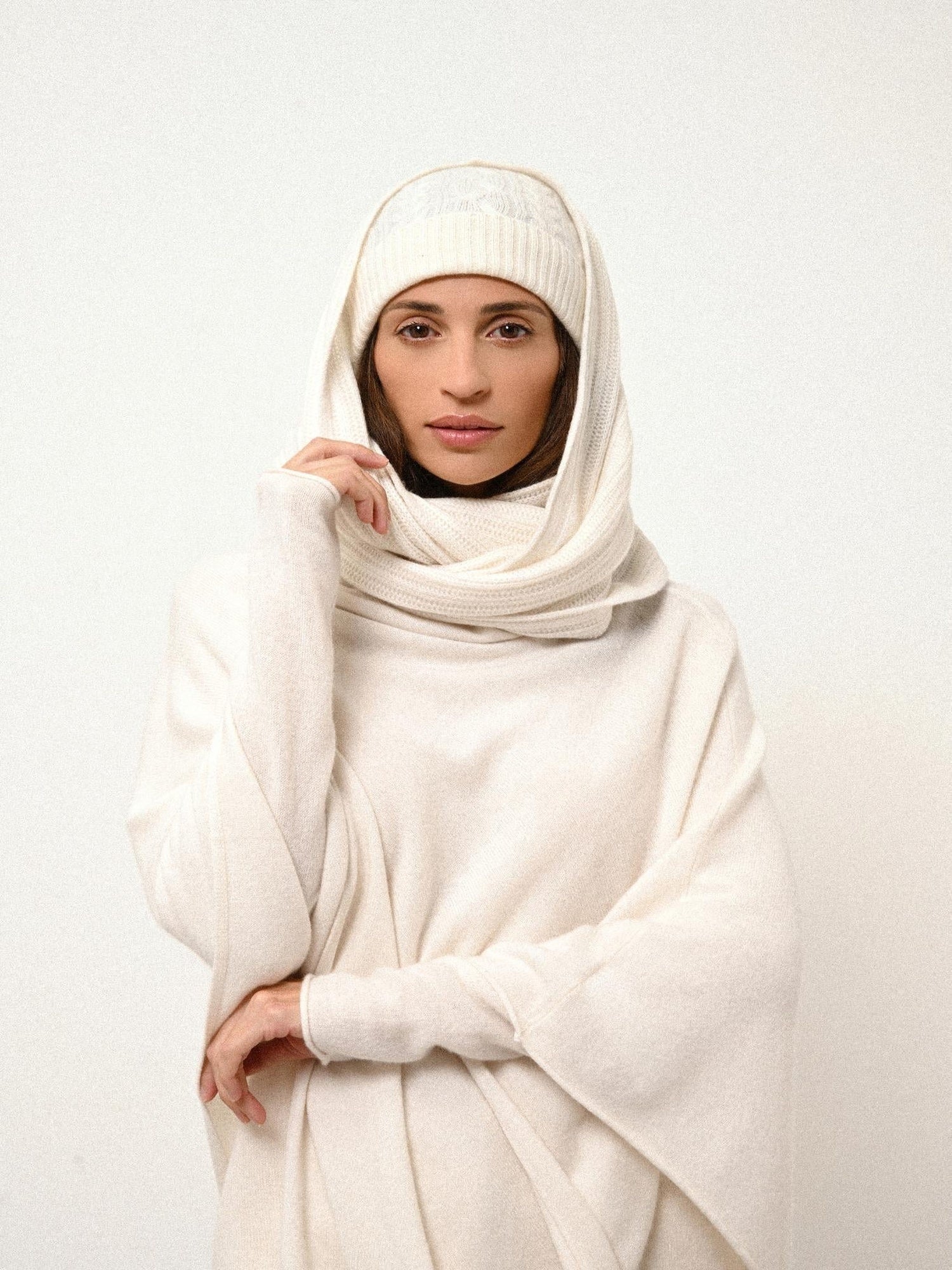 HUTTON 4-ply ivory choker