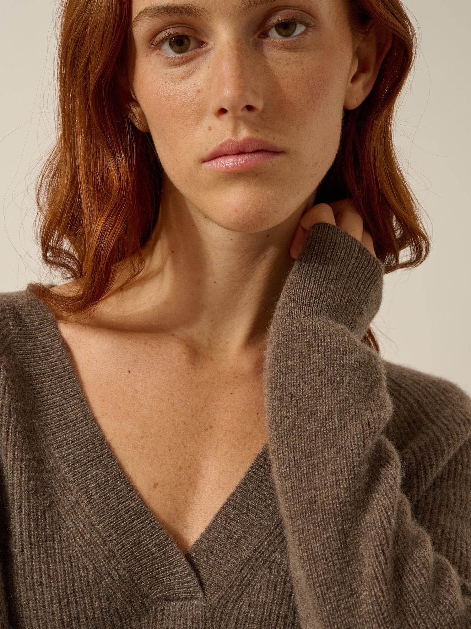 isalune pull col v taupe chiné